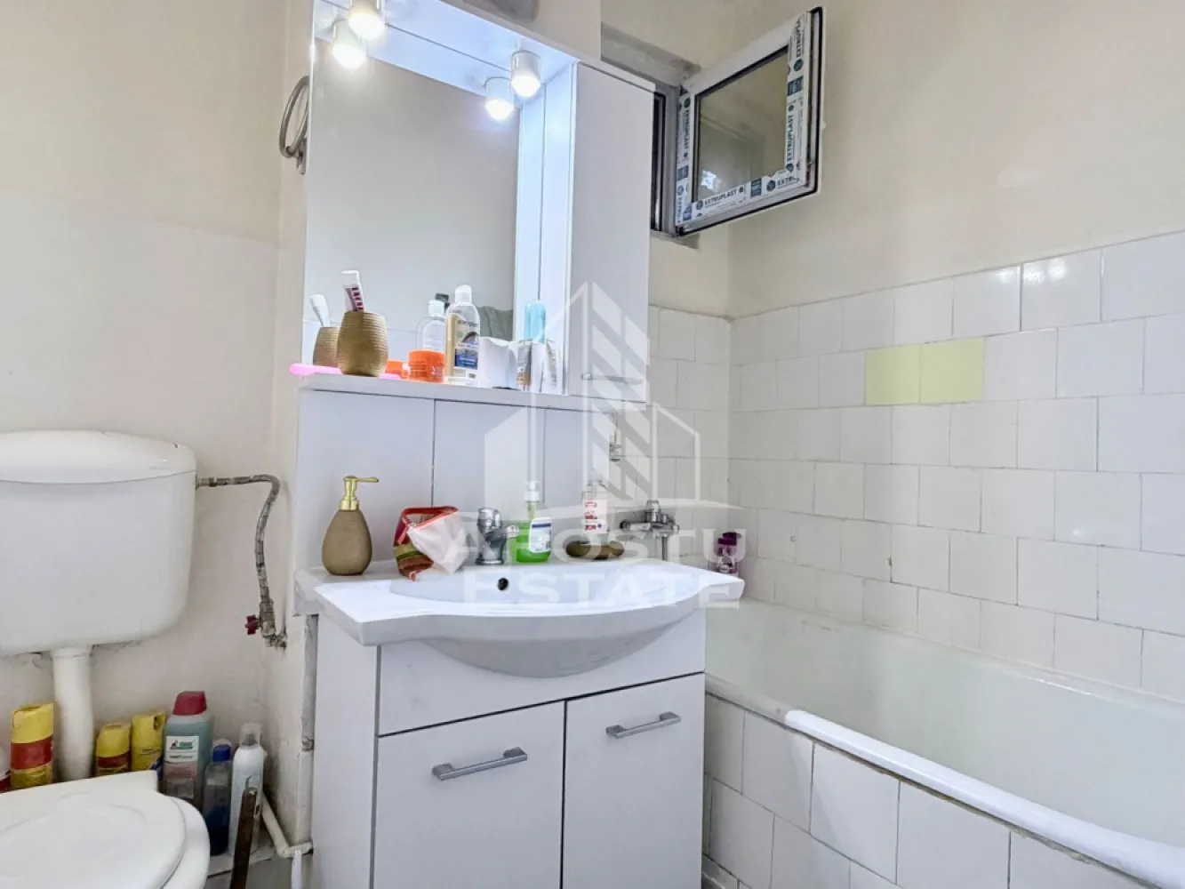 Apartament de vanzare Calea Torontalului Cetatii centrala boxa - APOSTU ESTATE va propune spre vanzare in exclusivitate un apartament cu doua camere, decomandat, situat la etaj intermediar, intr-un bloc cu lift in zona Dacia, la doi pasi de Iulius Town.

Compartimentare:
-hol de acces;
-camera de zi cu balcon;
-bucatarie inchisa;
-dormitor;
-baie cu geam de aerisire.

Apartamentul este dotat cu centrala termica. 

Foarte bine pozitionat:
- la cateva minute de mers pe jos de Iulius Town;
- Lidl in fata blocului;
- mijloace de transport in comun la scara;
- mai multe unitati de invatamant;
-parcuri pentru copii.

Boxa este trecuta in extrasul de carte funciara.

Va invitam la o vizionare chiar astazi!