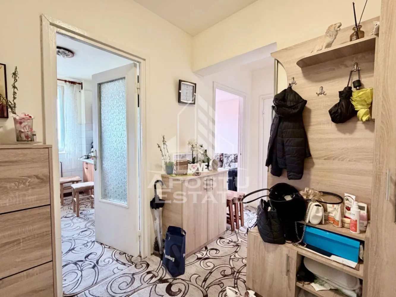 Apartament de vanzare Calea Torontalului Cetatii centrala boxa - APOSTU ESTATE va propune spre vanzare in exclusivitate un apartament cu doua camere, decomandat, situat la etaj intermediar, intr-un bloc cu lift in zona Dacia, la doi pasi de Iulius Town.

Compartimentare:
-hol de acces;
-camera de zi cu balcon;
-bucatarie inchisa;
-dormitor;
-baie cu geam de aerisire.

Apartamentul este dotat cu centrala termica. 

Foarte bine pozitionat:
- la cateva minute de mers pe jos de Iulius Town;
- Lidl in fata blocului;
- mijloace de transport in comun la scara;
- mai multe unitati de invatamant;
-parcuri pentru copii.

Boxa este trecuta in extrasul de carte funciara.

Va invitam la o vizionare chiar astazi!