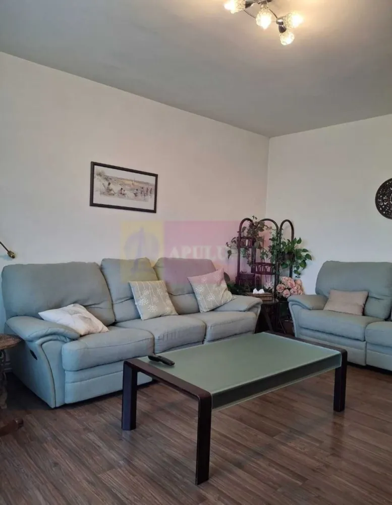 Apartament 4 camere, 98 mp, Vitan Mall, vedere panoramică - Agentia Imobiliara Apulum 94, va propune spre vanzare
Apartament luminos și spațios – Sector 3, zona Vitan Mall
Apartament situat la etajul 8/8, într-o zonă foarte bine conectată din Sector 3, la doar 3 minute de stația de tramvai și în apropiere de București Mall Vitan.
Locuința beneficiază de:
• 3 dormitoare și living generos
• vedere deschisă asupra orașului
• compartimentare practică și confortabilă
• două băi
• bucătărie separată
• centrală proprie
• acoperiș izolat
Apartamentul este întreținut, curat și pregătit pentru locuire imediată.
Zona oferă acces rapid către:
• centre comerciale
• supermarketuri
• transport public
• restaurante și cafenele
• școli și servicii
Ideal pentru locuit sau investiție.