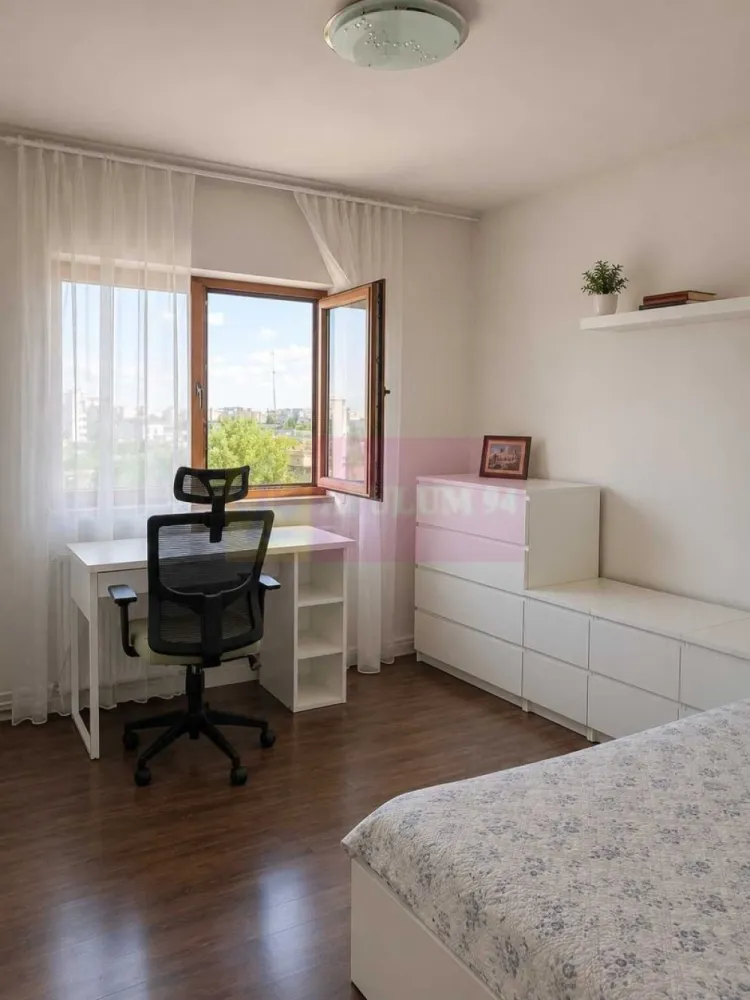 Apartament 4 camere, 98 mp, Vitan Mall, vedere panoramică - Agentia Imobiliara Apulum 94, va propune spre vanzare
Apartament luminos și spațios – Sector 3, zona Vitan Mall
Apartament situat la etajul 8/8, într-o zonă foarte bine conectată din Sector 3, la doar 3 minute de stația de tramvai și în apropiere de București Mall Vitan.
Locuința beneficiază de:
• 3 dormitoare și living generos
• vedere deschisă asupra orașului
• compartimentare practică și confortabilă
• două băi
• bucătărie separată
• centrală proprie
• acoperiș izolat
Apartamentul este întreținut, curat și pregătit pentru locuire imediată.
Zona oferă acces rapid către:
• centre comerciale
• supermarketuri
• transport public
• restaurante și cafenele
• școli și servicii
Ideal pentru locuit sau investiție.