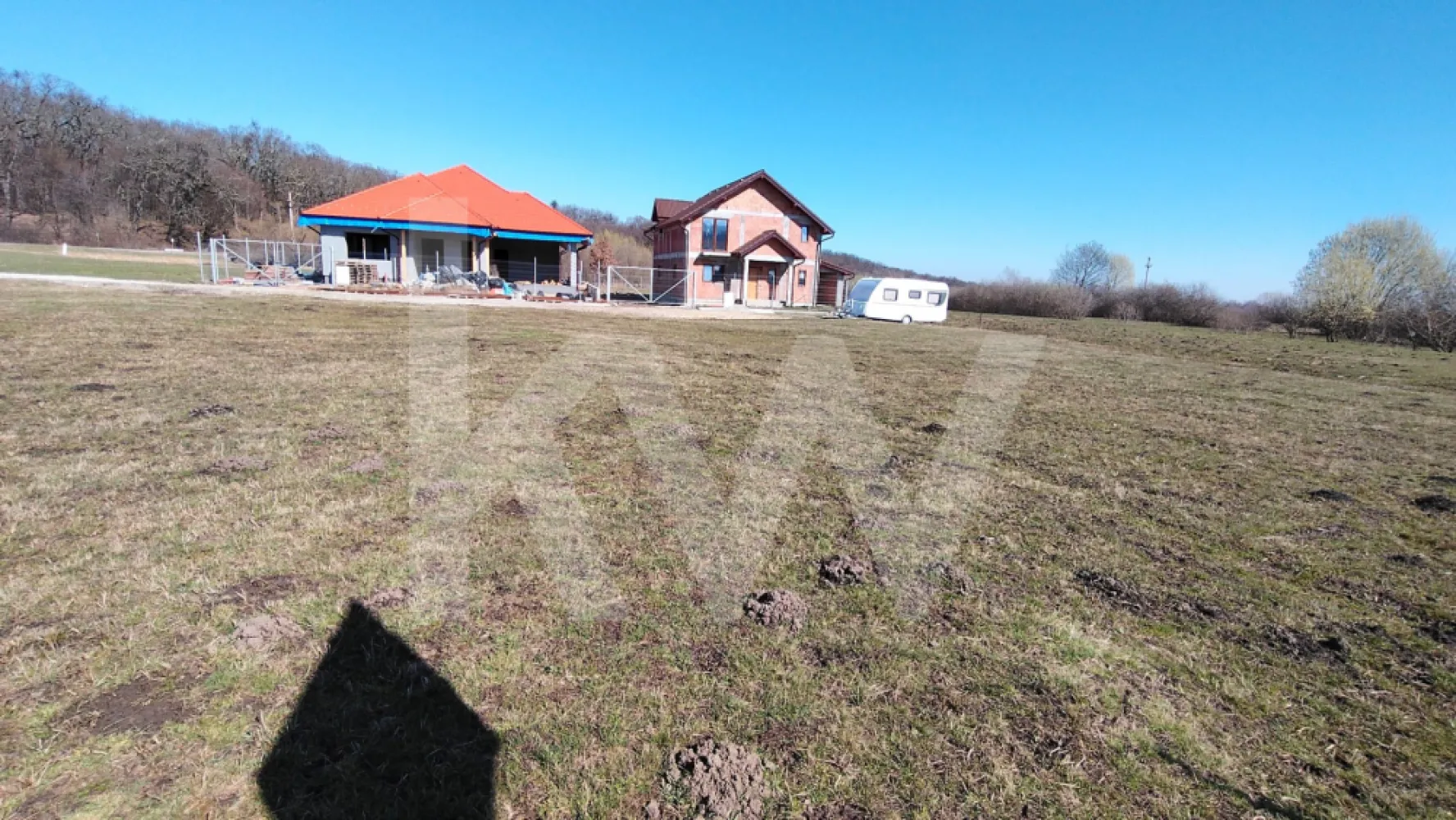 Teren intravilan , cu certificat de urbanism, Sibiu - Zona Muzeul Astra - Se oferă spre vânzare teren intravilan situat în municipiul Sibiu, zona Rășinari, ideal pentru construirea unei locuințe. Terenul are o suprafață de 712 mp și beneficiază de certificat de urbanism valabil, emis în scopul construirii unei case.
Conform documentației urbanistice aprobate:
terenul este situat în intravilan;
destinația este reglementată prin PUZ aprobat;
POT maxim: 20%;
CUT maxim: 0,4;
accesul este asigurat din strada principala
este permisă realizarea unei case de vacanță P+M, împrejmuire și branșamente la utilități;
circulația pietonală și auto este aprobată;
regimul de înălțime, alinierea și retragerile sunt conforme PUZ-ului în vigoare.
Terenul este potrivit pentru construcție imediată, având reglementări urbanistice clare, ceea ce îl face o alegere bună atât pentru utilizare personală, cât și pentru investiție.
Documentația este completă și poate fi pusă la dispoziția cumpărătorului interesat.