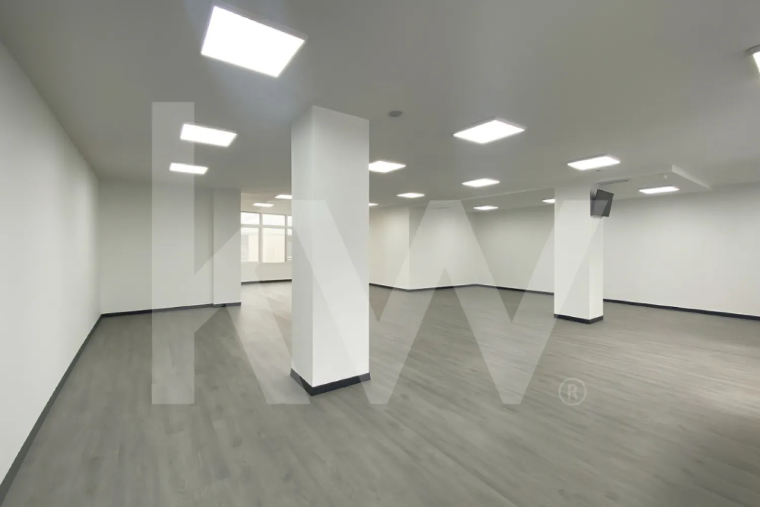 Spatiu comercial open space stradal 164mp FINISAT Dedeman D-na Stanca - Spatiu Comercial Premium de Inchiriat sau de vanzare – Bulevardul Mihai Viteazu, Sibiu – Selimbar
Ai cautat pana acum locatia ideala pentru afacerea ta? O locatie care sa iti aduca vizibilitate, trafic si prestanta? Acum o ai la indemana.
Un spatiu nou, modern si finisat la cheie, gata sa fie preluat si transformat intr-o afacere de succes. Situat pe Bulevardul Mihai Viteazu, la parterul unui bloc recent finalizat, langa Dedeman si zona Doamna Stanca – una dintre cele mai dinamice zone comerciale ale Sibiului.
Detalii principale:
Suprafata utila: 164 mp (suprafata construita: 196 mp).
Open space – flexibil, usor de compartimentat dupa nevoile afacerii tale.
Front stradal de 11,31 m – vitrina generoasa, expunere excelenta.
Inaltime 3,20 m – potrivit pentru showroom, clinica, magazin sau spatiu reprezentativ.
4 locuri de parcare proprii – avantaj real pentru clienti si angajati.
Acces fata si spate pentru marfa si clienti.
Grup sanitar propriu, contorizare separata.
Cladire noua – finalizata in 2024, structura pe caramida.
Avantaje:
Pozitie strategica: intre Dedeman si Doamna Stanca – trafic auto si pietonal intens.
Prestanta: parter de bloc P+10, cu alte spatii comerciale functionale in zona.
Versatilitate: pretabil pentru clinica, laborator, alimentatie publica, showroom sau birouri reprezentative.
Disponibilitate imediata: finisat la cheie, gata pentru preluare.
Unele spatii comerciale se gasesc usor. Altele apar rar. Iar unele – precum acesta – iti pot schimba complet viitorul afacerii.
Pret vanzare: 420.000 euro + TVA.

Contacteaza-ne acum pentru vizionare si descopera daca acesta este locul potrivit pentru tine.