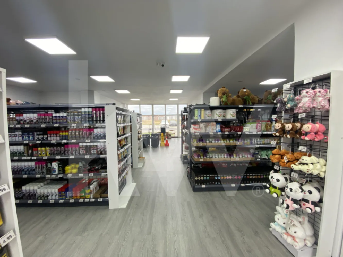 Spatiu comercial open space stradal 164mp FINISAT Dedeman D-na Stanca - Spatiu Comercial Premium de Inchiriat sau de vanzare – Bulevardul Mihai Viteazu, Sibiu – Selimbar
Ai cautat pana acum locatia ideala pentru afacerea ta? O locatie care sa iti aduca vizibilitate, trafic si prestanta? Acum o ai la indemana.
Un spatiu nou, modern si finisat la cheie, gata sa fie preluat si transformat intr-o afacere de succes. Situat pe Bulevardul Mihai Viteazu, la parterul unui bloc recent finalizat, langa Dedeman si zona Doamna Stanca – una dintre cele mai dinamice zone comerciale ale Sibiului.
Detalii principale:
Suprafata utila: 164 mp (suprafata construita: 196 mp).
Open space – flexibil, usor de compartimentat dupa nevoile afacerii tale.
Front stradal de 11,31 m – vitrina generoasa, expunere excelenta.
Inaltime 3,20 m – potrivit pentru showroom, clinica, magazin sau spatiu reprezentativ.
4 locuri de parcare proprii – avantaj real pentru clienti si angajati.
Acces fata si spate pentru marfa si clienti.
Grup sanitar propriu, contorizare separata.
Cladire noua – finalizata in 2024, structura pe caramida.
Avantaje:
Pozitie strategica: intre Dedeman si Doamna Stanca – trafic auto si pietonal intens.
Prestanta: parter de bloc P+10, cu alte spatii comerciale functionale in zona.
Versatilitate: pretabil pentru clinica, laborator, alimentatie publica, showroom sau birouri reprezentative.
Disponibilitate imediata: finisat la cheie, gata pentru preluare.
Unele spatii comerciale se gasesc usor. Altele apar rar. Iar unele – precum acesta – iti pot schimba complet viitorul afacerii.
Pret vanzare: 420.000 euro + TVA.

Contacteaza-ne acum pentru vizionare si descopera daca acesta este locul potrivit pentru tine.