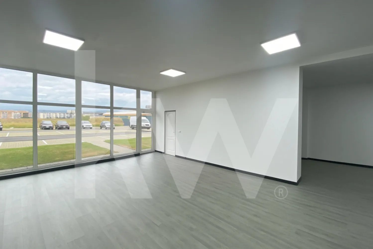 Spatiu comercial open space stradal 164mp FINISAT Dedeman D-na Stanca - Spatiu Comercial Premium de Inchiriat sau de vanzare – Bulevardul Mihai Viteazu, Sibiu – Selimbar
Ai cautat pana acum locatia ideala pentru afacerea ta? O locatie care sa iti aduca vizibilitate, trafic si prestanta? Acum o ai la indemana.
Un spatiu nou, modern si finisat la cheie, gata sa fie preluat si transformat intr-o afacere de succes. Situat pe Bulevardul Mihai Viteazu, la parterul unui bloc recent finalizat, langa Dedeman si zona Doamna Stanca – una dintre cele mai dinamice zone comerciale ale Sibiului.
Detalii principale:
Suprafata utila: 164 mp (suprafata construita: 196 mp).
Open space – flexibil, usor de compartimentat dupa nevoile afacerii tale.
Front stradal de 11,31 m – vitrina generoasa, expunere excelenta.
Inaltime 3,20 m – potrivit pentru showroom, clinica, magazin sau spatiu reprezentativ.
4 locuri de parcare proprii – avantaj real pentru clienti si angajati.
Acces fata si spate pentru marfa si clienti.
Grup sanitar propriu, contorizare separata.
Cladire noua – finalizata in 2024, structura pe caramida.
Avantaje:
Pozitie strategica: intre Dedeman si Doamna Stanca – trafic auto si pietonal intens.
Prestanta: parter de bloc P+10, cu alte spatii comerciale functionale in zona.
Versatilitate: pretabil pentru clinica, laborator, alimentatie publica, showroom sau birouri reprezentative.
Disponibilitate imediata: finisat la cheie, gata pentru preluare.
Unele spatii comerciale se gasesc usor. Altele apar rar. Iar unele – precum acesta – iti pot schimba complet viitorul afacerii.
Pret vanzare: 420.000 euro + TVA.

Contacteaza-ne acum pentru vizionare si descopera daca acesta este locul potrivit pentru tine.