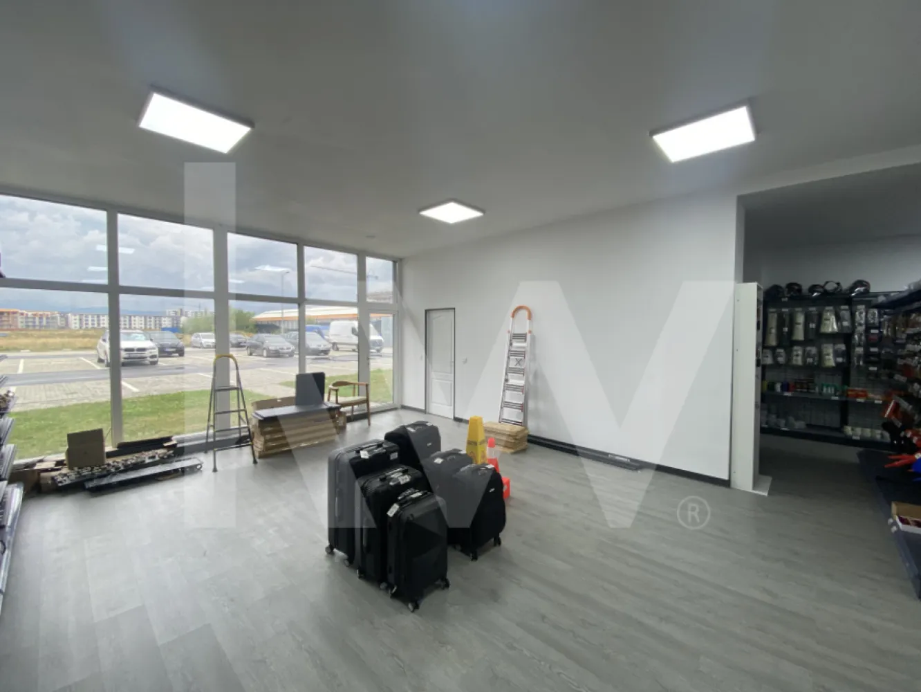 Spatiu comercial open space stradal 164mp FINISAT Dedeman D-na Stanca - Spatiu Comercial Premium de Inchiriat sau de vanzare – Bulevardul Mihai Viteazu, Sibiu – Selimbar
Ai cautat pana acum locatia ideala pentru afacerea ta? O locatie care sa iti aduca vizibilitate, trafic si prestanta? Acum o ai la indemana.
Un spatiu nou, modern si finisat la cheie, gata sa fie preluat si transformat intr-o afacere de succes. Situat pe Bulevardul Mihai Viteazu, la parterul unui bloc recent finalizat, langa Dedeman si zona Doamna Stanca – una dintre cele mai dinamice zone comerciale ale Sibiului.
Detalii principale:
Suprafata utila: 164 mp (suprafata construita: 196 mp).
Open space – flexibil, usor de compartimentat dupa nevoile afacerii tale.
Front stradal de 11,31 m – vitrina generoasa, expunere excelenta.
Inaltime 3,20 m – potrivit pentru showroom, clinica, magazin sau spatiu reprezentativ.
4 locuri de parcare proprii – avantaj real pentru clienti si angajati.
Acces fata si spate pentru marfa si clienti.
Grup sanitar propriu, contorizare separata.
Cladire noua – finalizata in 2024, structura pe caramida.
Avantaje:
Pozitie strategica: intre Dedeman si Doamna Stanca – trafic auto si pietonal intens.
Prestanta: parter de bloc P+10, cu alte spatii comerciale functionale in zona.
Versatilitate: pretabil pentru clinica, laborator, alimentatie publica, showroom sau birouri reprezentative.
Disponibilitate imediata: finisat la cheie, gata pentru preluare.
Unele spatii comerciale se gasesc usor. Altele apar rar. Iar unele – precum acesta – iti pot schimba complet viitorul afacerii.
Pret vanzare: 420.000 euro + TVA.

Contacteaza-ne acum pentru vizionare si descopera daca acesta este locul potrivit pentru tine.