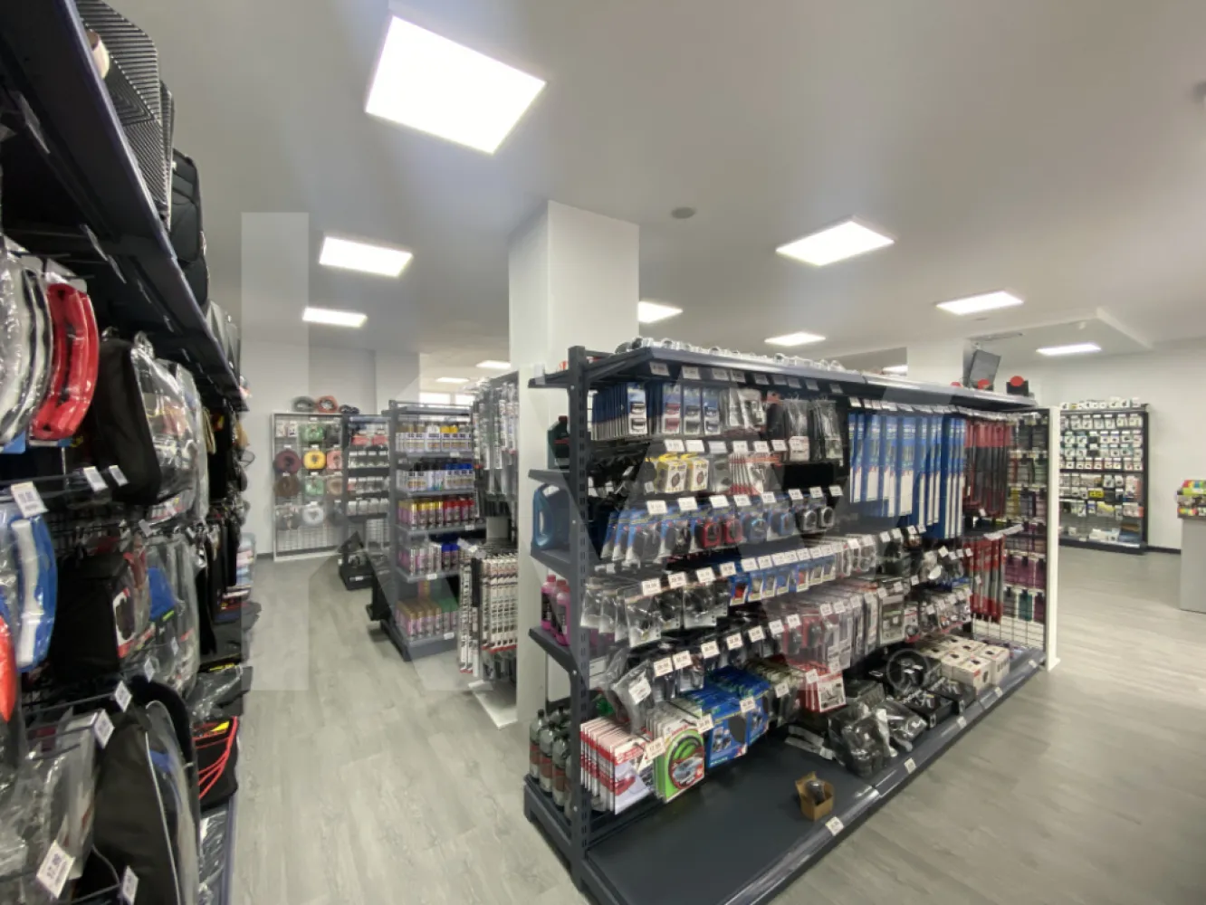 Spatiu comercial open space stradal 164mp FINISAT Dedeman D-na Stanca - Spatiu Comercial Premium de Inchiriat sau de vanzare – Bulevardul Mihai Viteazu, Sibiu – Selimbar
Ai cautat pana acum locatia ideala pentru afacerea ta? O locatie care sa iti aduca vizibilitate, trafic si prestanta? Acum o ai la indemana.
Un spatiu nou, modern si finisat la cheie, gata sa fie preluat si transformat intr-o afacere de succes. Situat pe Bulevardul Mihai Viteazu, la parterul unui bloc recent finalizat, langa Dedeman si zona Doamna Stanca – una dintre cele mai dinamice zone comerciale ale Sibiului.
Detalii principale:
Suprafata utila: 164 mp (suprafata construita: 196 mp).
Open space – flexibil, usor de compartimentat dupa nevoile afacerii tale.
Front stradal de 11,31 m – vitrina generoasa, expunere excelenta.
Inaltime 3,20 m – potrivit pentru showroom, clinica, magazin sau spatiu reprezentativ.
4 locuri de parcare proprii – avantaj real pentru clienti si angajati.
Acces fata si spate pentru marfa si clienti.
Grup sanitar propriu, contorizare separata.
Cladire noua – finalizata in 2024, structura pe caramida.
Avantaje:
Pozitie strategica: intre Dedeman si Doamna Stanca – trafic auto si pietonal intens.
Prestanta: parter de bloc P+10, cu alte spatii comerciale functionale in zona.
Versatilitate: pretabil pentru clinica, laborator, alimentatie publica, showroom sau birouri reprezentative.
Disponibilitate imediata: finisat la cheie, gata pentru preluare.
Unele spatii comerciale se gasesc usor. Altele apar rar. Iar unele – precum acesta – iti pot schimba complet viitorul afacerii.
Pret vanzare: 420.000 euro + TVA.

Contacteaza-ne acum pentru vizionare si descopera daca acesta este locul potrivit pentru tine.