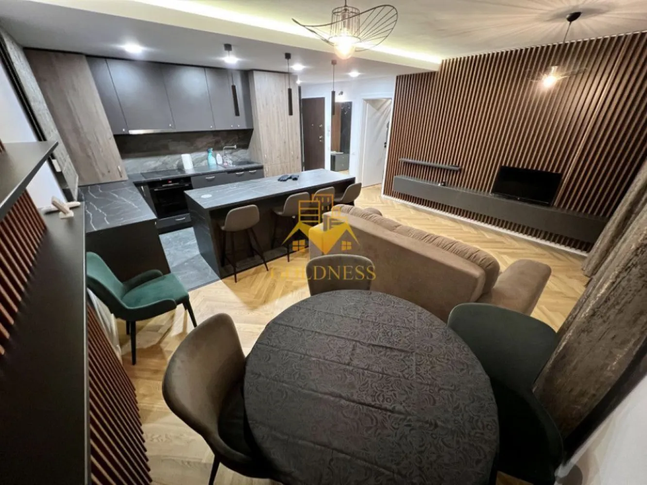 2 camere, lux, parcare,Ac, cartierul Europa complex Luminia, bloc nou - GOLDNESS Imobiliare vă propune spre închiriere un apartament cu 2 camere, complet mobilat și utilat, la parter într-un imobil de 7 etaje , pe strada Eugen Ionesco , în cartierul Europa

Apartamentul este compartimentat astfel:
dormitor cu pat matrimonial, dressing spațios, noptiere, birou
Living cu bucatarie open space, canapea extensibilă, loc de servit masa
baie cu cabina și dulap pentru depozitare
Balcon de 8 mp.

Imobilul este dotat cu toate cele necesare - centrală proprie, mașină de spălat haine, masina de spalat vase, frigider, plită electrică,hotă, aer condiționat.
Se află în apropierea stațiilor de transport în comun, magazine, spații verzi, farmacii, etc.

Dispune de loc de parcare subterană !

Dacă sunteți interesați de acest apartament și doriți să îl vizionați, dar și pentru alte oferte sau detalii nu ezitați să ne contactați telefonic sau prin e-mail. Vă stăm la dispoziție!
Pentru intermediere se percepe un comision de 50% din prețul chiriei!