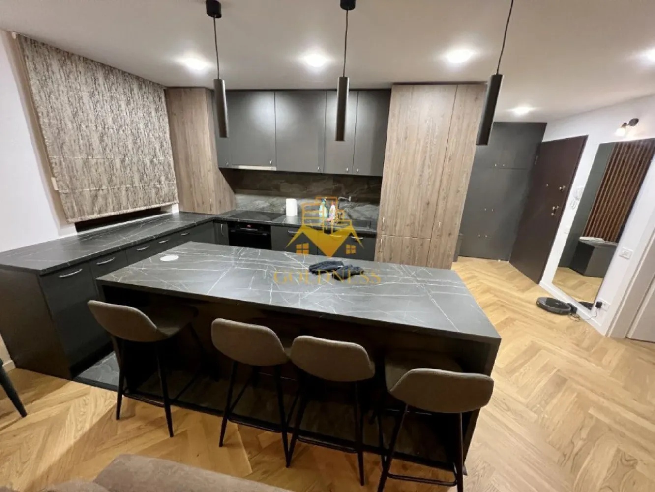 2 camere, lux, parcare,Ac, cartierul Europa complex Luminia, bloc nou - GOLDNESS Imobiliare vă propune spre închiriere un apartament cu 2 camere, complet mobilat și utilat, la parter într-un imobil de 7 etaje , pe strada Eugen Ionesco , în cartierul Europa

Apartamentul este compartimentat astfel:
dormitor cu pat matrimonial, dressing spațios, noptiere, birou
Living cu bucatarie open space, canapea extensibilă, loc de servit masa
baie cu cabina și dulap pentru depozitare
Balcon de 8 mp.

Imobilul este dotat cu toate cele necesare - centrală proprie, mașină de spălat haine, masina de spalat vase, frigider, plită electrică,hotă, aer condiționat.
Se află în apropierea stațiilor de transport în comun, magazine, spații verzi, farmacii, etc.

Dispune de loc de parcare subterană !

Dacă sunteți interesați de acest apartament și doriți să îl vizionați, dar și pentru alte oferte sau detalii nu ezitați să ne contactați telefonic sau prin e-mail. Vă stăm la dispoziție!
Pentru intermediere se percepe un comision de 50% din prețul chiriei!