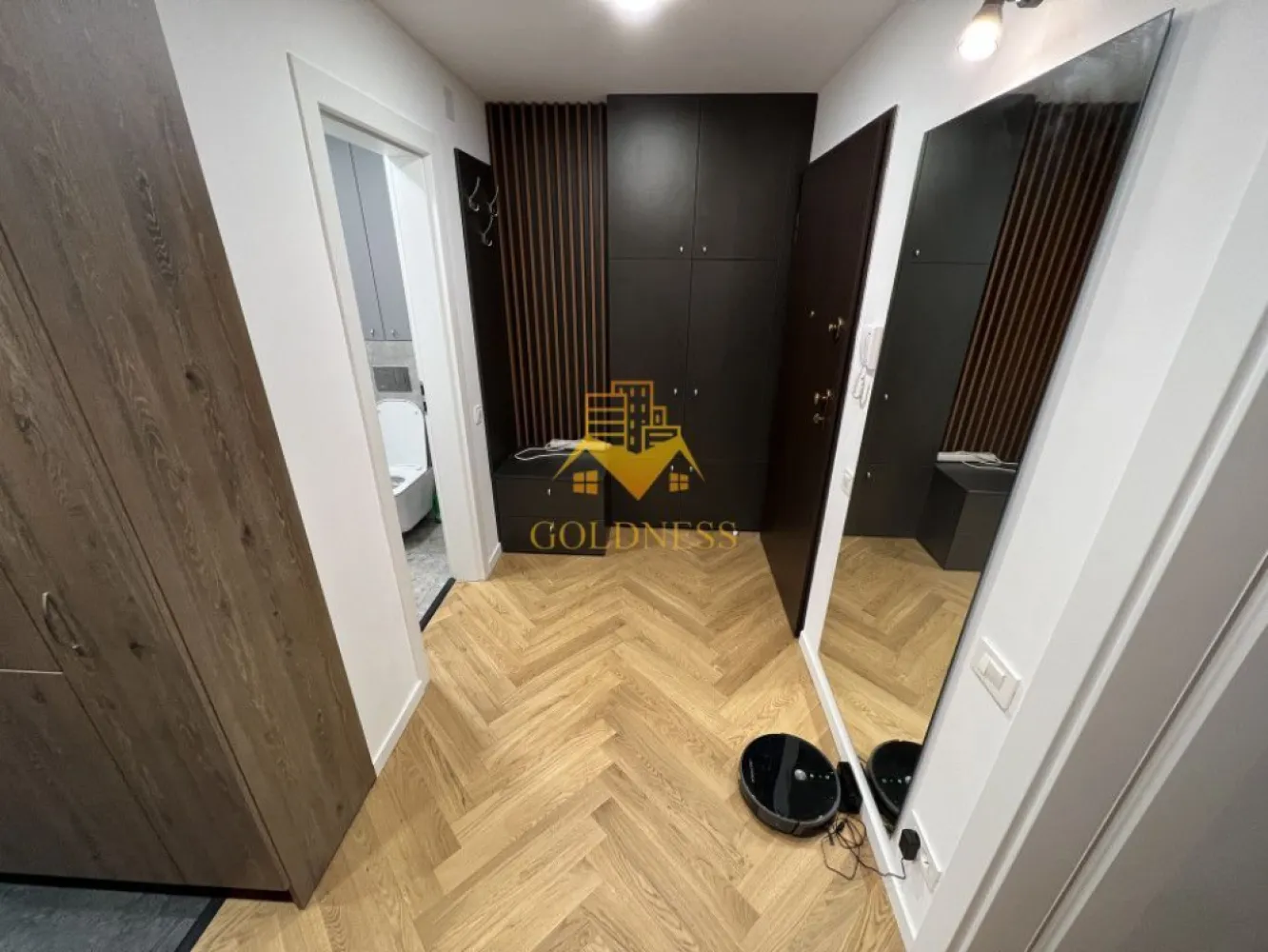 2 camere, lux, parcare,Ac, cartierul Europa complex Luminia, bloc nou - GOLDNESS Imobiliare vă propune spre închiriere un apartament cu 2 camere, complet mobilat și utilat, la parter într-un imobil de 7 etaje , pe strada Eugen Ionesco , în cartierul Europa

Apartamentul este compartimentat astfel:
dormitor cu pat matrimonial, dressing spațios, noptiere, birou
Living cu bucatarie open space, canapea extensibilă, loc de servit masa
baie cu cabina și dulap pentru depozitare
Balcon de 8 mp.

Imobilul este dotat cu toate cele necesare - centrală proprie, mașină de spălat haine, masina de spalat vase, frigider, plită electrică,hotă, aer condiționat.
Se află în apropierea stațiilor de transport în comun, magazine, spații verzi, farmacii, etc.

Dispune de loc de parcare subterană !

Dacă sunteți interesați de acest apartament și doriți să îl vizionați, dar și pentru alte oferte sau detalii nu ezitați să ne contactați telefonic sau prin e-mail. Vă stăm la dispoziție!
Pentru intermediere se percepe un comision de 50% din prețul chiriei!