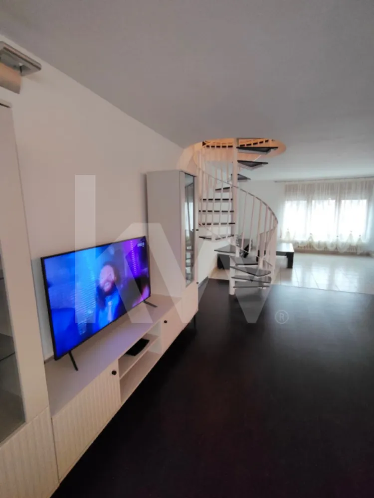 Casa de inchiriat in Strand Sibiu - Casă de închiriat – cartier Ștrand

Vă propunem spre închiriere o casă spațioasă, situată în cartierul Ștrand, una dintre cele mai căutate zone rezidențiale, apreciată pentru accesibilitate și proximitatea față de puncte importante de interes.
Proprietatea are o suprafață utilă de 165 mp și este compartimentată eficient pe mai multe niveluri, oferind confort și funcționalitate.
Compartimentare:
Parter: living generos cu bucătărie open-space, baie și acces către o terasă, ideală pentru momente de relaxare, cafeaua de dimineață sau un grătar în aer liber
Etaj: două dormitoare luminoase, dressing și baie + balcon care da spre living 
Demisol: garaj spațios, potrivit pentru două autoturisme sau pentru depozitare suplimentară
Casa oferă un echilibru excelent între spațiu, intimitate și funcționalitate, fiind ideală pentru o familie sau pentru persoane care își doresc o locuință într-o zonă liniștită, dar foarte bine conectată la oraș.
Pentru mai multe informații sau pentru a programa o vizionare, vă stau la dispoziție.