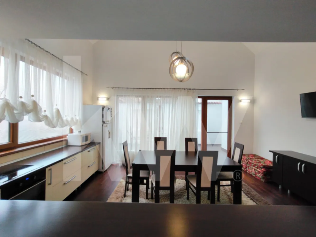 Casa de inchiriat in Strand Sibiu - Casă de închiriat – cartier Ștrand

Vă propunem spre închiriere o casă spațioasă, situată în cartierul Ștrand, una dintre cele mai căutate zone rezidențiale, apreciată pentru accesibilitate și proximitatea față de puncte importante de interes.
Proprietatea are o suprafață utilă de 165 mp și este compartimentată eficient pe mai multe niveluri, oferind confort și funcționalitate.
Compartimentare:
Parter: living generos cu bucătărie open-space, baie și acces către o terasă, ideală pentru momente de relaxare, cafeaua de dimineață sau un grătar în aer liber
Etaj: două dormitoare luminoase, dressing și baie + balcon care da spre living 
Demisol: garaj spațios, potrivit pentru două autoturisme sau pentru depozitare suplimentară
Casa oferă un echilibru excelent între spațiu, intimitate și funcționalitate, fiind ideală pentru o familie sau pentru persoane care își doresc o locuință într-o zonă liniștită, dar foarte bine conectată la oraș.
Pentru mai multe informații sau pentru a programa o vizionare, vă stau la dispoziție.