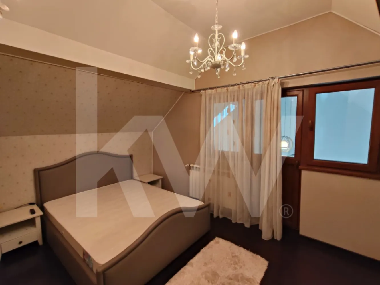 Casa de inchiriat in Strand Sibiu - Casă de închiriat – cartier Ștrand

Vă propunem spre închiriere o casă spațioasă, situată în cartierul Ștrand, una dintre cele mai căutate zone rezidențiale, apreciată pentru accesibilitate și proximitatea față de puncte importante de interes.
Proprietatea are o suprafață utilă de 165 mp și este compartimentată eficient pe mai multe niveluri, oferind confort și funcționalitate.
Compartimentare:
Parter: living generos cu bucătărie open-space, baie și acces către o terasă, ideală pentru momente de relaxare, cafeaua de dimineață sau un grătar în aer liber
Etaj: două dormitoare luminoase, dressing și baie + balcon care da spre living 
Demisol: garaj spațios, potrivit pentru două autoturisme sau pentru depozitare suplimentară
Casa oferă un echilibru excelent între spațiu, intimitate și funcționalitate, fiind ideală pentru o familie sau pentru persoane care își doresc o locuință într-o zonă liniștită, dar foarte bine conectată la oraș.
Pentru mai multe informații sau pentru a programa o vizionare, vă stau la dispoziție.