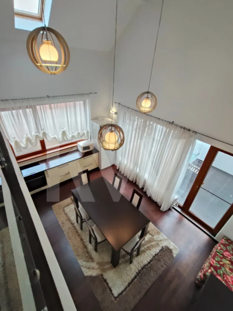 Casa de inchiriat in Strand Sibiu - Casă de închiriat – cartier Ștrand

Vă propunem spre închiriere o casă spațioasă, situată în cartierul Ștrand, una dintre cele mai căutate zone rezidențiale, apreciată pentru accesibilitate și proximitatea față de puncte importante de interes.
Proprietatea are o suprafață utilă de 165 mp și este compartimentată eficient pe mai multe niveluri, oferind confort și funcționalitate.
Compartimentare:
Parter: living generos cu bucătărie open-space, baie și acces către o terasă, ideală pentru momente de relaxare, cafeaua de dimineață sau un grătar în aer liber
Etaj: două dormitoare luminoase, dressing și baie + balcon care da spre living 
Demisol: garaj spațios, potrivit pentru două autoturisme sau pentru depozitare suplimentară
Casa oferă un echilibru excelent între spațiu, intimitate și funcționalitate, fiind ideală pentru o familie sau pentru persoane care își doresc o locuință într-o zonă liniștită, dar foarte bine conectată la oraș.
Pentru mai multe informații sau pentru a programa o vizionare, vă stau la dispoziție.