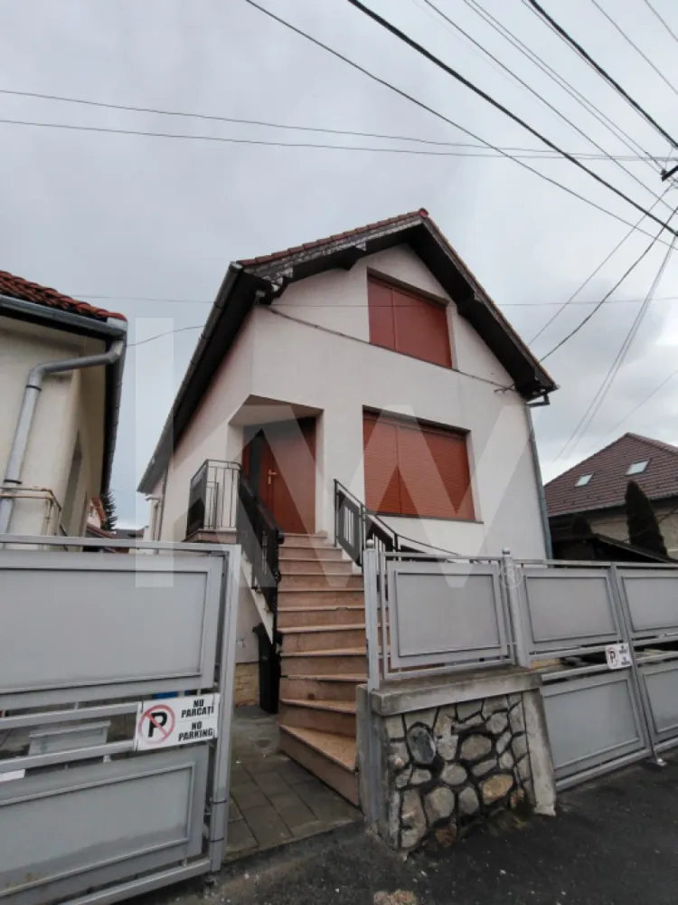 Casa de inchiriat in Strand Sibiu - Casă de închiriat – cartier Ștrand

Vă propunem spre închiriere o casă spațioasă, situată în cartierul Ștrand, una dintre cele mai căutate zone rezidențiale, apreciată pentru accesibilitate și proximitatea față de puncte importante de interes.
Proprietatea are o suprafață utilă de 165 mp și este compartimentată eficient pe mai multe niveluri, oferind confort și funcționalitate.
Compartimentare:
Parter: living generos cu bucătărie open-space, baie și acces către o terasă, ideală pentru momente de relaxare, cafeaua de dimineață sau un grătar în aer liber
Etaj: două dormitoare luminoase, dressing și baie + balcon care da spre living 
Demisol: garaj spațios, potrivit pentru două autoturisme sau pentru depozitare suplimentară
Casa oferă un echilibru excelent între spațiu, intimitate și funcționalitate, fiind ideală pentru o familie sau pentru persoane care își doresc o locuință într-o zonă liniștită, dar foarte bine conectată la oraș.
Pentru mai multe informații sau pentru a programa o vizionare, vă stau la dispoziție.