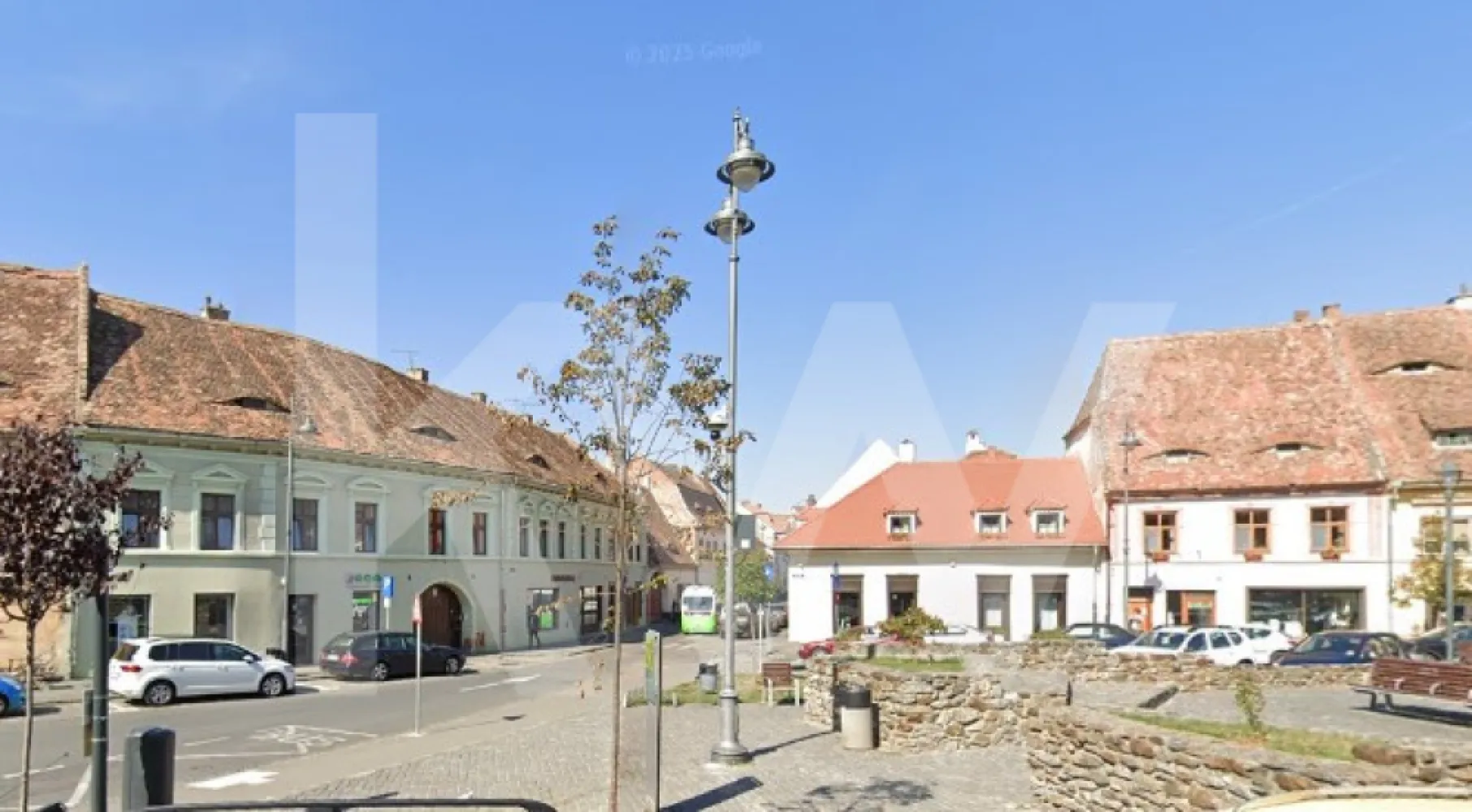 Spatiu comercial stradal 136mp Central Istoric Sibiu preluare chirias - Spatiu Comercial Stradal de Vanzare – Centrul Istoric, Sibiu

Spatiile comerciale din Centrul Istoric apar rar pe piata. Acesta este unul dintre ele – cu pozitie centrala, front stradal de 12 m si suprafata generoasa de 136 mp, recent renovat si pregatit pentru o noua destinatie.
Detalii principale:
Suprafata utila: 136 mp (suprafata construita: 150 mp).
Compartimentare: 6 incaperi + 2 bai, partial compartimentat, adaptabil in functie de activitate.
Front stradal 12 m si vitrina 10 m – expunere excelenta intr-o zona cu trafic intens.
An constructie: 1953 | An renovare: 2024 – cladire solida pe structura de caramida, modernizata complet.
Regim de inaltime: S + P + 1 + M – potential extins si functionalitate variata.
Dotari: curent trifazic, centrala proprie, aer conditionat, fibra optica, ferestre PVC/termopan, finisaje moderne.
Avantaje:
Pozitie premium in Centrul Istoric Sibiu, zona de maxim interes turistic si comercial.
Cladire cu prestanta istorica, dar renovata complet pentru cerintele actuale.
Flexibilitate maxima – pretabil pentru clinica, birouri, showroom, magazin, sediu reprezentativ sau alimentatie publica.
Vizibilitate ridicata si acces direct din strada.
Spatiile comerciale din centrul Sibiului sunt rare. Cele renovate complet, cu expunere si suprafata mare, sunt si mai putine. Acesta este momentul sa preiei un spatiu care poate deveni baza unei afaceri solide, intr-o locatie unde cererea este constanta.

Contacteaza-ne acum pentru detalii si vizionare.