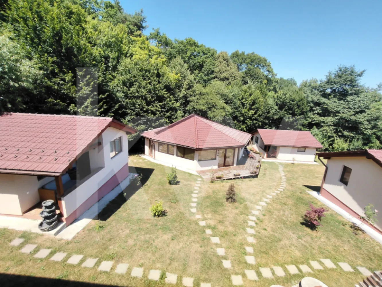 4 Casute de vacanta cu teren de 2000 mp liberi Cisnadioara - Ansamblu de 4 Căsuțe de Poveste cu Priveliște de Vis – De Vânzare!

În mijlocul naturii, acolo unde munții îți dau "Bună dimineața", te așteaptă un loc cu suflet, perfect pentru relaxare, investiție turistică sau o retragere departe de agitația urbană.

 Ce găsești aici?
🔹 3 căsuțe a câte 40 mp – cochet amenajate, intime și eficiente cu baie proprie
🔹 1 căsuță mai spațioasă – 60 mp, ideală ca locuință principală, la fel cu baie proprie
🔹 Teren generos – cu potențial de extindere: poți construi noi unități, o piscină superbă sau un spațiu comun de relaxare
🔹 Priveliște panoramică spre munți – răsăritul și apusul aici sunt artă pură

Loc ideal pentru:
• Investitori care vor un mini-resort de închiriat
• Familii extinse care vor să stea aproape, dar fiecare cu căsuța lui
• Cei care caută natură, liniște și oportunitate

Totul într-un cadru natural de poveste, aproape de trasee montane, aer curat și tradiție autentică!

Contactează-mă și hai să-ți arăt acest loc unde poți transforma visul în realitate!
Ansamblul de 4 casute se poate achizitiona impreuna si cu proprietatea alaturata Vila cu piscina.
https://kw.immoflux.ro/publicproperty/P10370