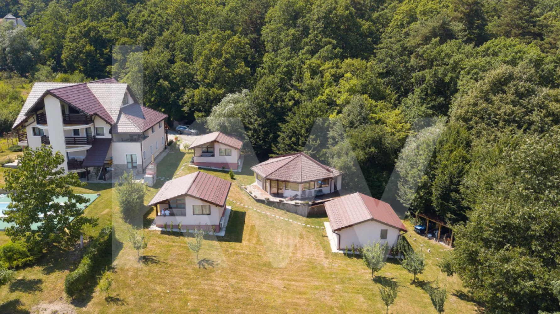 4 Casute de vacanta cu teren de 2000 mp liberi Cisnadioara - Ansamblu de 4 Căsuțe de Poveste cu Priveliște de Vis – De Vânzare!

În mijlocul naturii, acolo unde munții îți dau "Bună dimineața", te așteaptă un loc cu suflet, perfect pentru relaxare, investiție turistică sau o retragere departe de agitația urbană.

 Ce găsești aici?
🔹 3 căsuțe a câte 40 mp – cochet amenajate, intime și eficiente cu baie proprie
🔹 1 căsuță mai spațioasă – 60 mp, ideală ca locuință principală, la fel cu baie proprie
🔹 Teren generos – cu potențial de extindere: poți construi noi unități, o piscină superbă sau un spațiu comun de relaxare
🔹 Priveliște panoramică spre munți – răsăritul și apusul aici sunt artă pură

Loc ideal pentru:
• Investitori care vor un mini-resort de închiriat
• Familii extinse care vor să stea aproape, dar fiecare cu căsuța lui
• Cei care caută natură, liniște și oportunitate

Totul într-un cadru natural de poveste, aproape de trasee montane, aer curat și tradiție autentică!

Contactează-mă și hai să-ți arăt acest loc unde poți transforma visul în realitate!
Ansamblul de 4 casute se poate achizitiona impreuna si cu proprietatea alaturata Vila cu piscina.
https://kw.immoflux.ro/publicproperty/P10370