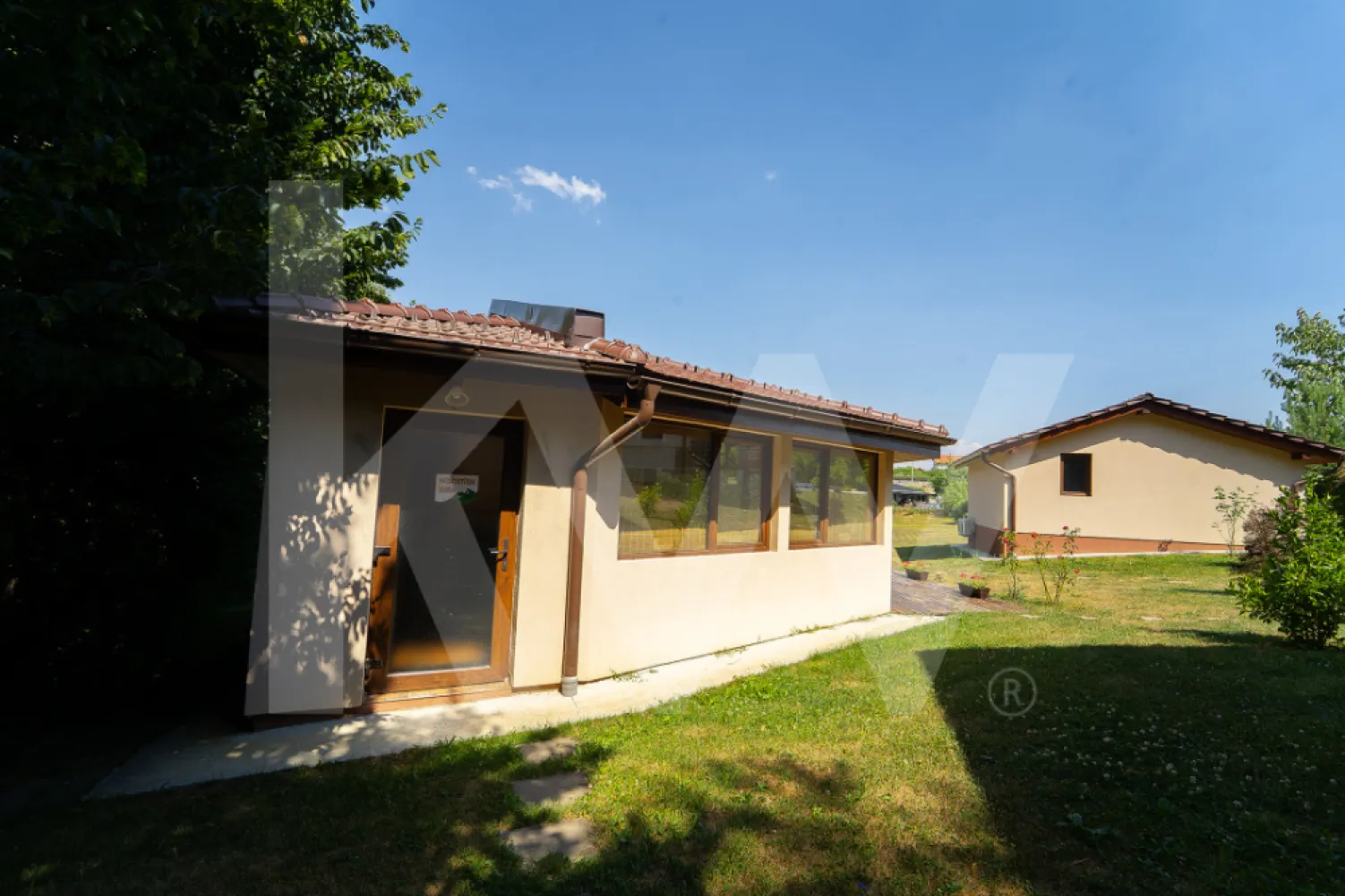 4 Casute de vacanta cu teren de 2000 mp liberi Cisnadioara - Ansamblu de 4 Căsuțe de Poveste cu Priveliște de Vis – De Vânzare!

În mijlocul naturii, acolo unde munții îți dau "Bună dimineața", te așteaptă un loc cu suflet, perfect pentru relaxare, investiție turistică sau o retragere departe de agitația urbană.

 Ce găsești aici?
🔹 3 căsuțe a câte 40 mp – cochet amenajate, intime și eficiente cu baie proprie
🔹 1 căsuță mai spațioasă – 60 mp, ideală ca locuință principală, la fel cu baie proprie
🔹 Teren generos – cu potențial de extindere: poți construi noi unități, o piscină superbă sau un spațiu comun de relaxare
🔹 Priveliște panoramică spre munți – răsăritul și apusul aici sunt artă pură

Loc ideal pentru:
• Investitori care vor un mini-resort de închiriat
• Familii extinse care vor să stea aproape, dar fiecare cu căsuța lui
• Cei care caută natură, liniște și oportunitate

Totul într-un cadru natural de poveste, aproape de trasee montane, aer curat și tradiție autentică!

Contactează-mă și hai să-ți arăt acest loc unde poți transforma visul în realitate!
Ansamblul de 4 casute se poate achizitiona impreuna si cu proprietatea alaturata Vila cu piscina.
https://kw.immoflux.ro/publicproperty/P10370