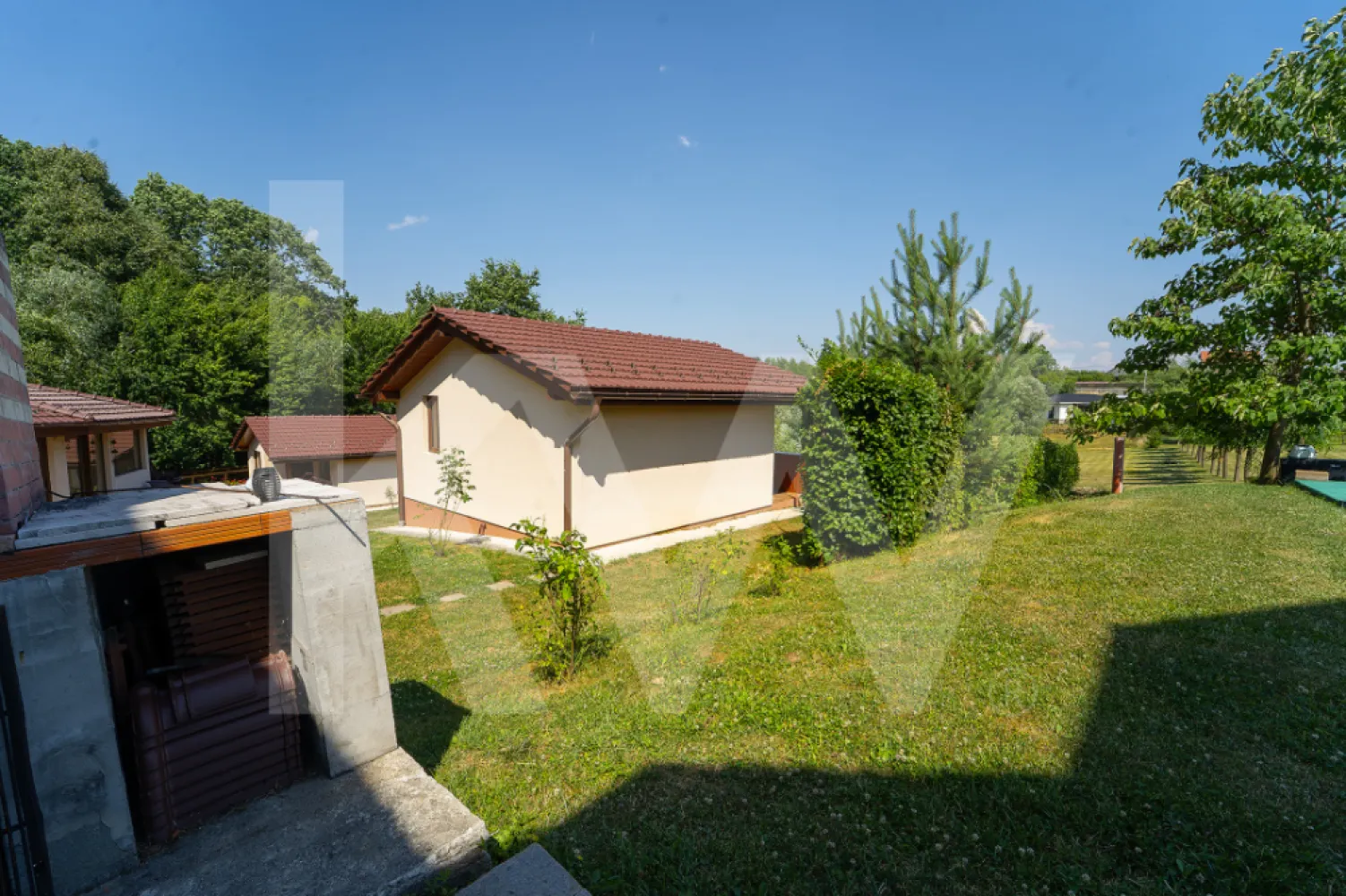 4 Casute de vacanta cu teren de 2000 mp liberi Cisnadioara - Ansamblu de 4 Căsuțe de Poveste cu Priveliște de Vis – De Vânzare!

În mijlocul naturii, acolo unde munții îți dau "Bună dimineața", te așteaptă un loc cu suflet, perfect pentru relaxare, investiție turistică sau o retragere departe de agitația urbană.

 Ce găsești aici?
🔹 3 căsuțe a câte 40 mp – cochet amenajate, intime și eficiente cu baie proprie
🔹 1 căsuță mai spațioasă – 60 mp, ideală ca locuință principală, la fel cu baie proprie
🔹 Teren generos – cu potențial de extindere: poți construi noi unități, o piscină superbă sau un spațiu comun de relaxare
🔹 Priveliște panoramică spre munți – răsăritul și apusul aici sunt artă pură

Loc ideal pentru:
• Investitori care vor un mini-resort de închiriat
• Familii extinse care vor să stea aproape, dar fiecare cu căsuța lui
• Cei care caută natură, liniște și oportunitate

Totul într-un cadru natural de poveste, aproape de trasee montane, aer curat și tradiție autentică!

Contactează-mă și hai să-ți arăt acest loc unde poți transforma visul în realitate!
Ansamblul de 4 casute se poate achizitiona impreuna si cu proprietatea alaturata Vila cu piscina.
https://kw.immoflux.ro/publicproperty/P10370