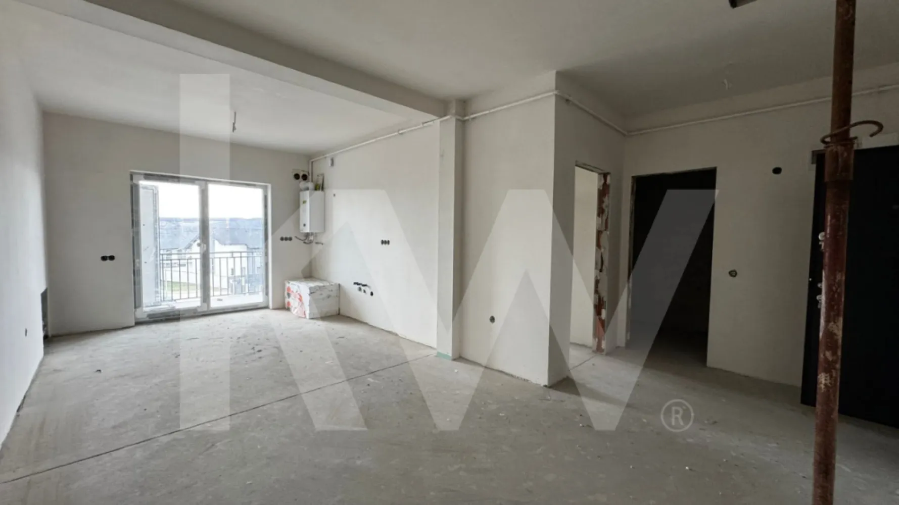 Apartament Studio + parcare Schellenberg Sibiu - Studio modern – 44,35 mp – Etaj 2 – Șelimbăr

Un spațiu care respiră simplitate, lumină și echilibru — exact ce îți dorești când vrei să începi un nou capitol într-o locuință ușor de iubit și ușor de întreținut.
Descriere
Acest studio de 44,35 mp amplasat la etajul 2 într-un ansamblu rezidențial nou din Șelimbăr este dovada că și spațiile compacte pot oferi confort real și o organizare inteligentă.
Gândit pentru oameni dinamici, cu ritm modern, dar cu gust pentru ordine și funcționalitate, apartamentul oferă:
Zonă de zi luminoasă
Spațiu de dormit bine delimitat
Bucătărie ce poate fi amenajată eficient
Baie modernă
Balcon potrivit pentru relaxare
Loc de parcare 
Locuința se predă la gri avansat, oferind libertatea perfectă pentru a-ți construi stilul propriu. La cerere, se poate preda la cheie, pentru cei care vor doar să-și aducă valiza și să înceapă noua poveste.
Puncte forte
Compartimentare fluidă și ergonomică
Ansamblu liniștit și bine poziționat
Acces rapid către Sibiu și toate zonele de interes
Ideal ca locuință personală sau investiție cu randament bun