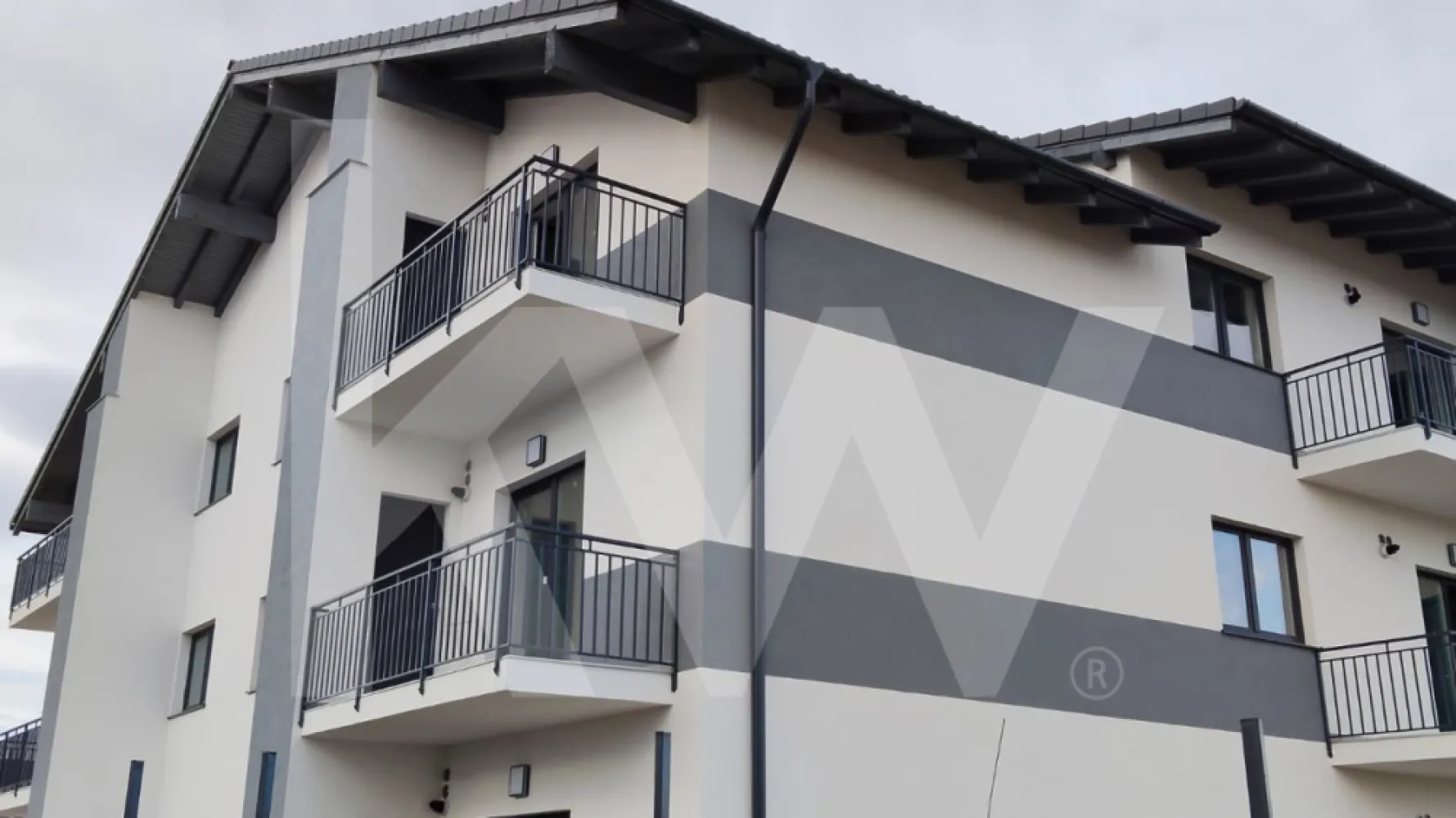 Apartament Studio + parcare Schellenberg Sibiu - Studio modern – 44,35 mp – Etaj 2 – Șelimbăr

Un spațiu care respiră simplitate, lumină și echilibru — exact ce îți dorești când vrei să începi un nou capitol într-o locuință ușor de iubit și ușor de întreținut.
Descriere
Acest studio de 44,35 mp amplasat la etajul 2 într-un ansamblu rezidențial nou din Șelimbăr este dovada că și spațiile compacte pot oferi confort real și o organizare inteligentă.
Gândit pentru oameni dinamici, cu ritm modern, dar cu gust pentru ordine și funcționalitate, apartamentul oferă:
Zonă de zi luminoasă
Spațiu de dormit bine delimitat
Bucătărie ce poate fi amenajată eficient
Baie modernă
Balcon potrivit pentru relaxare
Loc de parcare 
Locuința se predă la gri avansat, oferind libertatea perfectă pentru a-ți construi stilul propriu. La cerere, se poate preda la cheie, pentru cei care vor doar să-și aducă valiza și să înceapă noua poveste.
Puncte forte
Compartimentare fluidă și ergonomică
Ansamblu liniștit și bine poziționat
Acces rapid către Sibiu și toate zonele de interes
Ideal ca locuință personală sau investiție cu randament bun