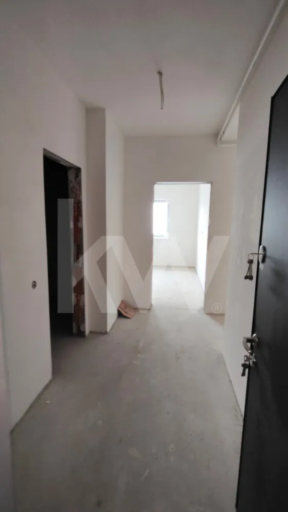 Apartament Studio + parcare Schellenberg Sibiu - Studio modern – 44,35 mp – Etaj 2 – Șelimbăr

Un spațiu care respiră simplitate, lumină și echilibru — exact ce îți dorești când vrei să începi un nou capitol într-o locuință ușor de iubit și ușor de întreținut.
Descriere
Acest studio de 44,35 mp amplasat la etajul 2 într-un ansamblu rezidențial nou din Șelimbăr este dovada că și spațiile compacte pot oferi confort real și o organizare inteligentă.
Gândit pentru oameni dinamici, cu ritm modern, dar cu gust pentru ordine și funcționalitate, apartamentul oferă:
Zonă de zi luminoasă
Spațiu de dormit bine delimitat
Bucătărie ce poate fi amenajată eficient
Baie modernă
Balcon potrivit pentru relaxare
Loc de parcare 
Locuința se predă la gri avansat, oferind libertatea perfectă pentru a-ți construi stilul propriu. La cerere, se poate preda la cheie, pentru cei care vor doar să-și aducă valiza și să înceapă noua poveste.
Puncte forte
Compartimentare fluidă și ergonomică
Ansamblu liniștit și bine poziționat
Acces rapid către Sibiu și toate zonele de interes
Ideal ca locuință personală sau investiție cu randament bun