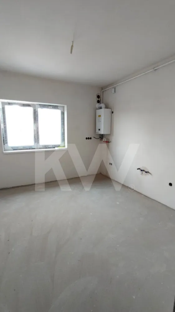 Apartament Studio + parcare Schellenberg Sibiu - Studio modern – 44,35 mp – Etaj 2 – Șelimbăr

Un spațiu care respiră simplitate, lumină și echilibru — exact ce îți dorești când vrei să începi un nou capitol într-o locuință ușor de iubit și ușor de întreținut.
Descriere
Acest studio de 44,35 mp amplasat la etajul 2 într-un ansamblu rezidențial nou din Șelimbăr este dovada că și spațiile compacte pot oferi confort real și o organizare inteligentă.
Gândit pentru oameni dinamici, cu ritm modern, dar cu gust pentru ordine și funcționalitate, apartamentul oferă:
Zonă de zi luminoasă
Spațiu de dormit bine delimitat
Bucătărie ce poate fi amenajată eficient
Baie modernă
Balcon potrivit pentru relaxare
Loc de parcare 
Locuința se predă la gri avansat, oferind libertatea perfectă pentru a-ți construi stilul propriu. La cerere, se poate preda la cheie, pentru cei care vor doar să-și aducă valiza și să înceapă noua poveste.
Puncte forte
Compartimentare fluidă și ergonomică
Ansamblu liniștit și bine poziționat
Acces rapid către Sibiu și toate zonele de interes
Ideal ca locuință personală sau investiție cu randament bun