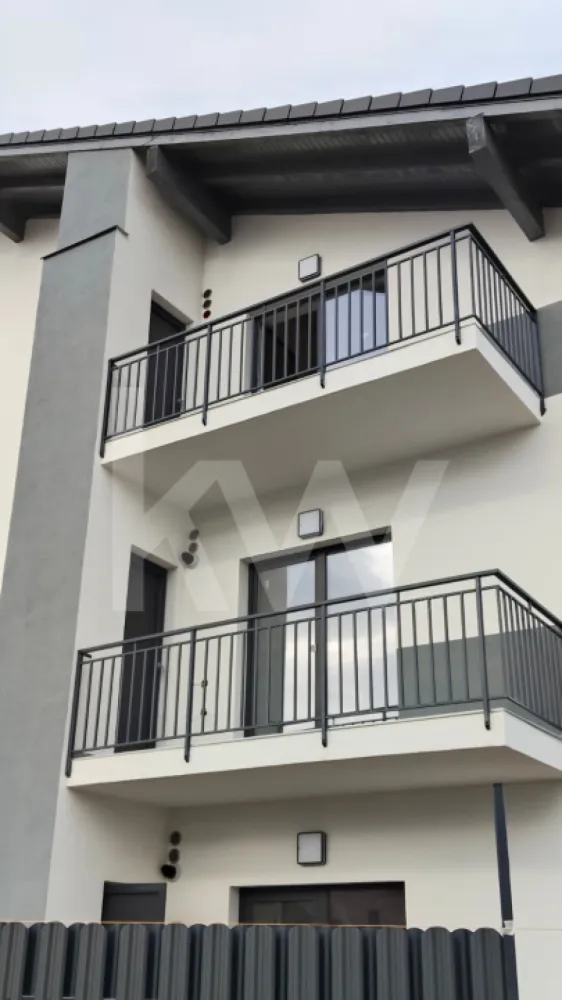 Apartament Studio + parcare Schellenberg Sibiu - Studio modern – 44,35 mp – Etaj 2 – Șelimbăr

Un spațiu care respiră simplitate, lumină și echilibru — exact ce îți dorești când vrei să începi un nou capitol într-o locuință ușor de iubit și ușor de întreținut.
Descriere
Acest studio de 44,35 mp amplasat la etajul 2 într-un ansamblu rezidențial nou din Șelimbăr este dovada că și spațiile compacte pot oferi confort real și o organizare inteligentă.
Gândit pentru oameni dinamici, cu ritm modern, dar cu gust pentru ordine și funcționalitate, apartamentul oferă:
Zonă de zi luminoasă
Spațiu de dormit bine delimitat
Bucătărie ce poate fi amenajată eficient
Baie modernă
Balcon potrivit pentru relaxare
Loc de parcare 
Locuința se predă la gri avansat, oferind libertatea perfectă pentru a-ți construi stilul propriu. La cerere, se poate preda la cheie, pentru cei care vor doar să-și aducă valiza și să înceapă noua poveste.
Puncte forte
Compartimentare fluidă și ergonomică
Ansamblu liniștit și bine poziționat
Acces rapid către Sibiu și toate zonele de interes
Ideal ca locuință personală sau investiție cu randament bun