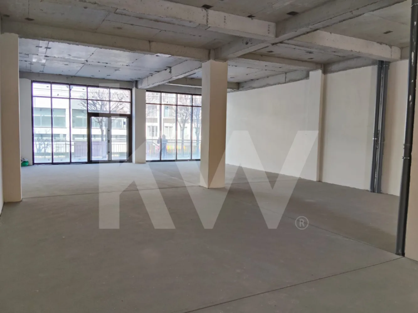 Spațiu comercial de închiriat – zonă Balanța - Spațiu comercial de închiriat – zonă Balanța
1999 euro cu Tva inclus
Vă propunem spre închiriere un spațiu comercial modern, situat la parterul unui bloc nou (2022), într-o zonă cu vizibilitate bună și acces facil. Spațiul beneficiază de vitrină stradală, fiind ideal pentru activități comerciale, servicii sau birouri.
Caracteristici principale:
Suprafață utilă: 169,60 mp
Suprafață construită: 212 mp
Etaj: Parter
Camere: 1
Băi: 1
Locuri de parcare: 3
Front stradal: 7 ml
Structură: Beton
Stadiu: Semifinisat
Încălzire: în pardoseală
Acces secundar separat în partea din spate
Spațiul este compartimentat într-o încăpere principală la stradă, ideală pentru expunere sau activitate cu public, și o zonă secundară în spate, a cărei destinație poate fi adaptată în funcție de necesități. Construcția permite compartimentare flexibilă, fiind potrivită pentru o gamă largă de activități.

Se închiriază nemobilat, oferind libertatea de amenajare conform conceptului dorit.