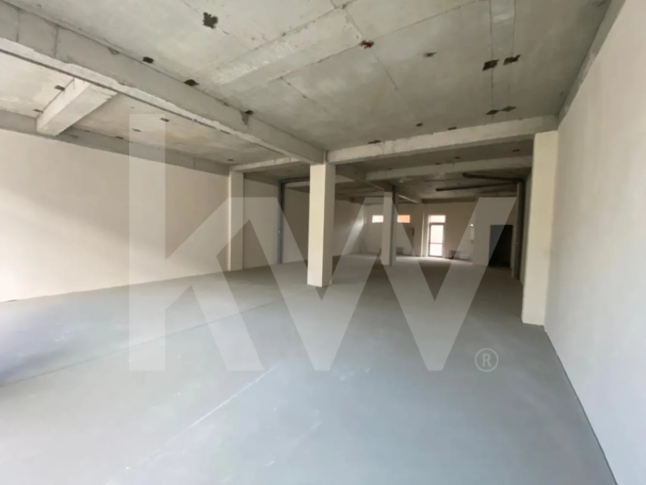 Spațiu comercial de închiriat – zonă Balanța - Spațiu comercial de închiriat – zonă Balanța
1999 euro cu Tva inclus
Vă propunem spre închiriere un spațiu comercial modern, situat la parterul unui bloc nou (2022), într-o zonă cu vizibilitate bună și acces facil. Spațiul beneficiază de vitrină stradală, fiind ideal pentru activități comerciale, servicii sau birouri.
Caracteristici principale:
Suprafață utilă: 169,60 mp
Suprafață construită: 212 mp
Etaj: Parter
Camere: 1
Băi: 1
Locuri de parcare: 3
Front stradal: 7 ml
Structură: Beton
Stadiu: Semifinisat
Încălzire: în pardoseală
Acces secundar separat în partea din spate
Spațiul este compartimentat într-o încăpere principală la stradă, ideală pentru expunere sau activitate cu public, și o zonă secundară în spate, a cărei destinație poate fi adaptată în funcție de necesități. Construcția permite compartimentare flexibilă, fiind potrivită pentru o gamă largă de activități.

Se închiriază nemobilat, oferind libertatea de amenajare conform conceptului dorit.