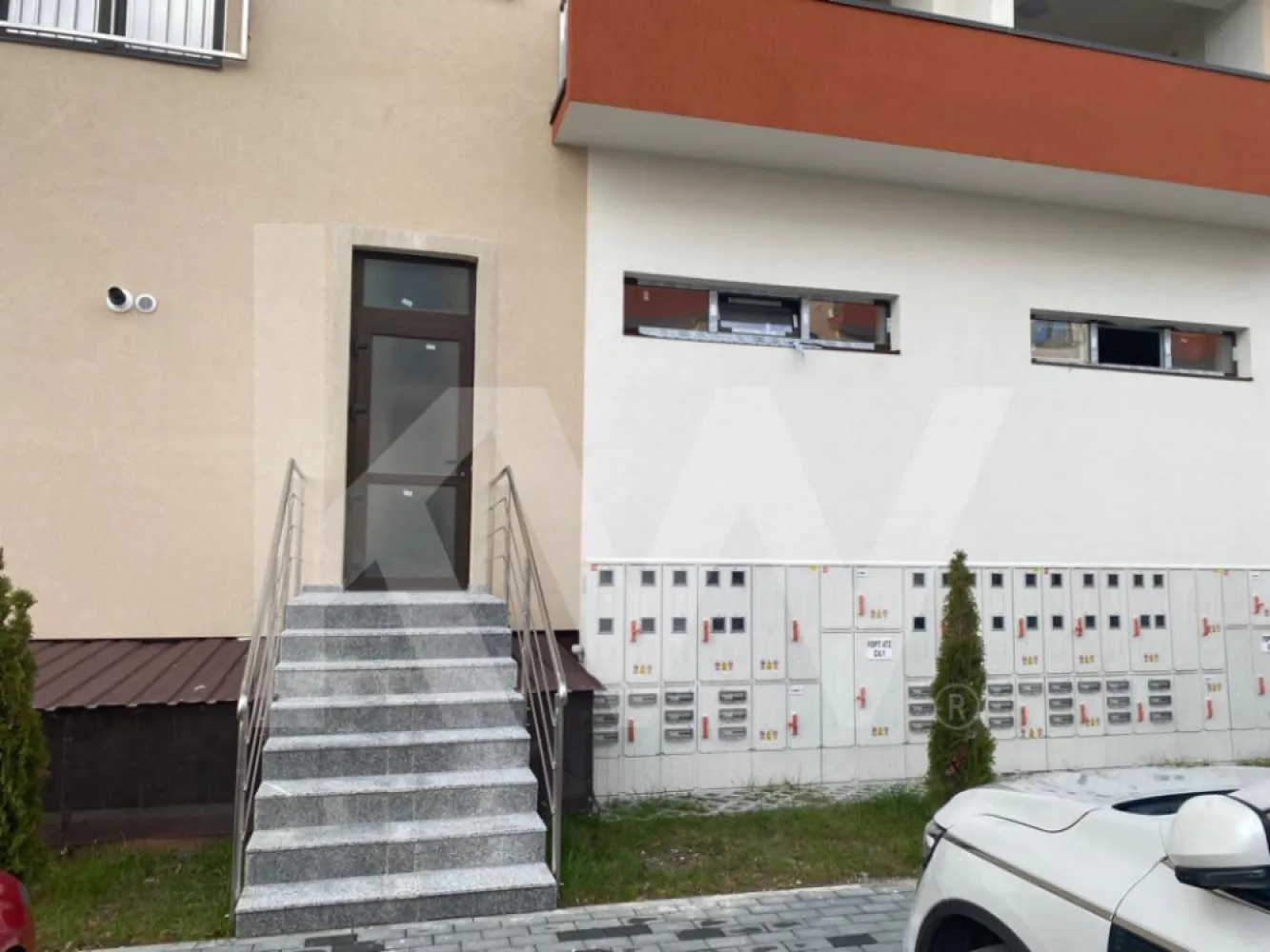 Spațiu comercial de închiriat – zonă Balanța - Spațiu comercial de închiriat – zonă Balanța
1999 euro cu Tva inclus
Vă propunem spre închiriere un spațiu comercial modern, situat la parterul unui bloc nou (2022), într-o zonă cu vizibilitate bună și acces facil. Spațiul beneficiază de vitrină stradală, fiind ideal pentru activități comerciale, servicii sau birouri.
Caracteristici principale:
Suprafață utilă: 169,60 mp
Suprafață construită: 212 mp
Etaj: Parter
Camere: 1
Băi: 1
Locuri de parcare: 3
Front stradal: 7 ml
Structură: Beton
Stadiu: Semifinisat
Încălzire: în pardoseală
Acces secundar separat în partea din spate
Spațiul este compartimentat într-o încăpere principală la stradă, ideală pentru expunere sau activitate cu public, și o zonă secundară în spate, a cărei destinație poate fi adaptată în funcție de necesități. Construcția permite compartimentare flexibilă, fiind potrivită pentru o gamă largă de activități.

Se închiriază nemobilat, oferind libertatea de amenajare conform conceptului dorit.