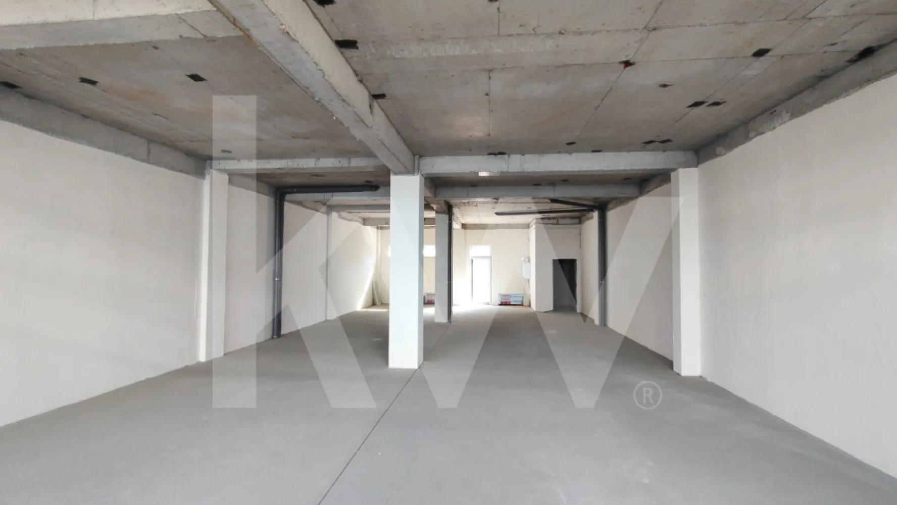 Spațiu comercial de închiriat – zonă Balanța - Spațiu comercial de închiriat – zonă Balanța
1999 euro cu Tva inclus
Vă propunem spre închiriere un spațiu comercial modern, situat la parterul unui bloc nou (2022), într-o zonă cu vizibilitate bună și acces facil. Spațiul beneficiază de vitrină stradală, fiind ideal pentru activități comerciale, servicii sau birouri.
Caracteristici principale:
Suprafață utilă: 169,60 mp
Suprafață construită: 212 mp
Etaj: Parter
Camere: 1
Băi: 1
Locuri de parcare: 3
Front stradal: 7 ml
Structură: Beton
Stadiu: Semifinisat
Încălzire: în pardoseală
Acces secundar separat în partea din spate
Spațiul este compartimentat într-o încăpere principală la stradă, ideală pentru expunere sau activitate cu public, și o zonă secundară în spate, a cărei destinație poate fi adaptată în funcție de necesități. Construcția permite compartimentare flexibilă, fiind potrivită pentru o gamă largă de activități.

Se închiriază nemobilat, oferind libertatea de amenajare conform conceptului dorit.