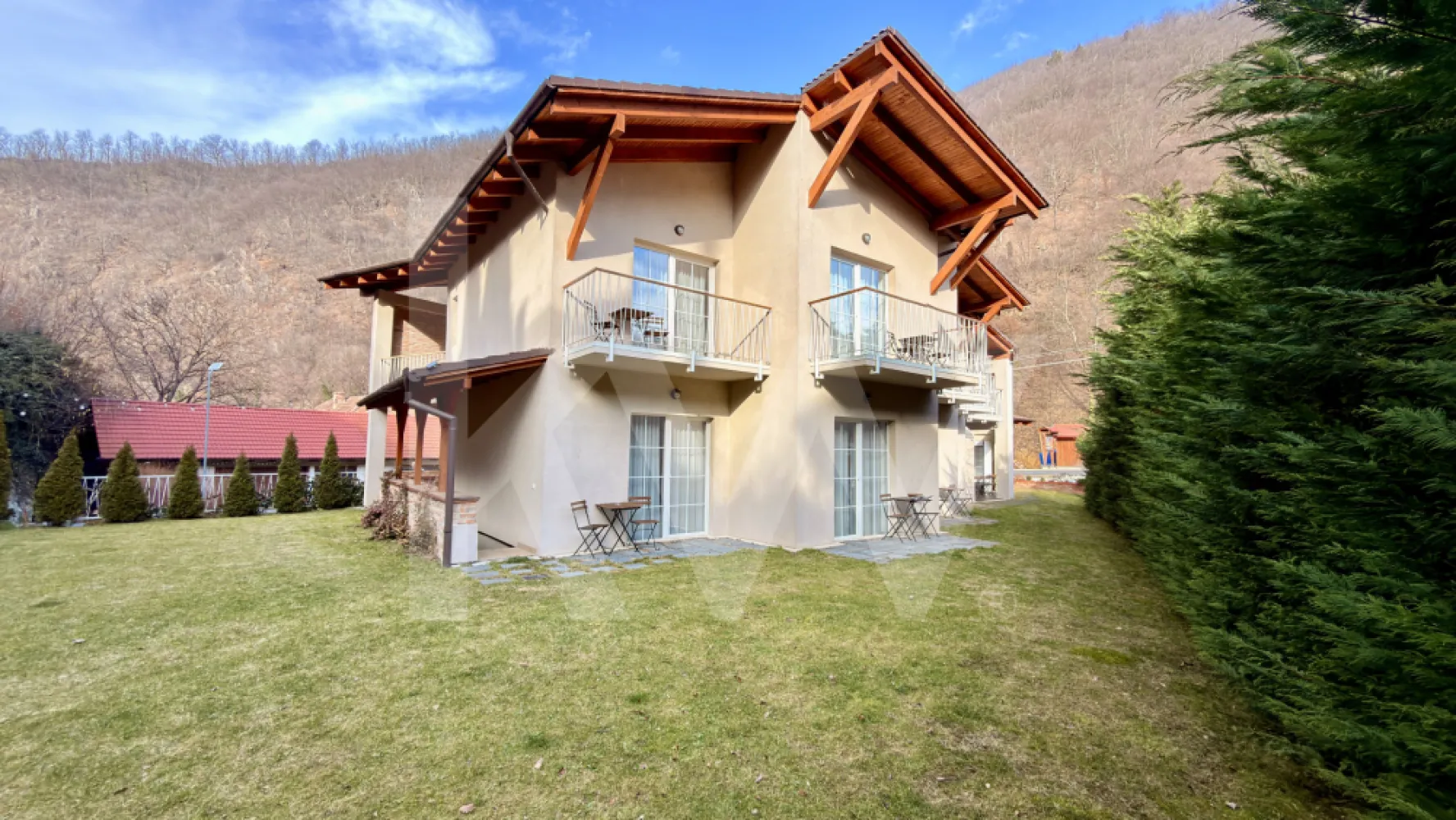 Pensiune de vanzare - Sugag Transalpina - Vă propunem spre achiziție o proprietate turistică deosebită, edificată în anul 2021, situată în localitatea Șugag, județul Alba, într-o zonă cu potențial turistic ridicat, aproape de Transalpina și de atracțiile naturale ale Munților Șureanu.
Imobilul este amplasat pe un teren intravilan de 712 mp și are un regim de înălțime S+P+1E, cu o suprafață construită desfășurată de 769 mp   Construcția este realizată pe structură solidă, cu zidărie din cărămidă de 25 cm și izolație din vată minerală de 10 cm, planșee și diafragme din beton armat, conform proiectului tehnic  
Compartimentare funcțională și optimizată pentru activitate turistică
Parterul oferă:
	•	4 camere spațioase, fiecare cu baie proprie și terasă individuală + o camera  amenajata ca loc de joaca
	•	sală generoasă de aproximativ 42 mp, ideală pentru zonă de dining sau evenimente restrânse
	•	bucătărie separată
	•	spații de depozitare
	•	hol acces și circulații largi
	•	terase exterioare ample pentru relaxare  
Etajul este configurat cu:
	•	7 dormitoare, fiecare cu baie proprie
	•	balcoane individuale pentru la toate camerele
	•	spații comune bine organizate și circulație eficientă  
În total, proprietatea dispune de 12 camere cu băi proprii, ceea ce o face ideală pentru operare imediată ca pensiune sau boutique guesthouse.

Subsolul parțial include spații tehnice, bucătărie suplimentară, grupuri sanitare și zone de depozitare, esențiale pentru buna funcționare a unei unități turistice

  Subsolul este amenajat parțial, fiind compartimentat în prezent în:
✔ cameră tehnică
✔ grup sanitar
✔ spălătorie

Restul suprafeței rămâne liberă și poate fi amenajată după preferințe, oferind multiple posibilități precum: saună, salină, zonă SPA, sală de fitness, cramă sau spațiu de relaxare.


Facilități și detalii tehnice
	•	11 locuri de parcare 
	•	acces auto și pietonal separat
	•	terase multiple și balcoane
	•	construcție recentă, cu documentație completă și fără sarcini înscrise în cartea funciară  
	•	risc mic de incendiu, clasa de importanță III, conform proiectului  
Potențial investițional
Datorită amplasării în apropierea Transalpinei, a domeniului schiabil Șureanu și a traseelor montane, proprietatea beneficiază de flux turistic constant atât vara, cât și iarna. Configurația cu 12 camere cu băi proprii permite operare eficientă, marje bune și posibilitate de segmentare premium.
Imobilul poate funcționa ca:
	•	pensiune turistică
	•	boutique retreat montan
	•	centru pentru tabere, workshopuri sau evenimente private
	•	investiție pentru închiriere integrală în regim exclusiv
Este o proprietate completă, solid construită, cu compartimentare gândită pentru activitate comercială și cu potențial real de rentabilitate.