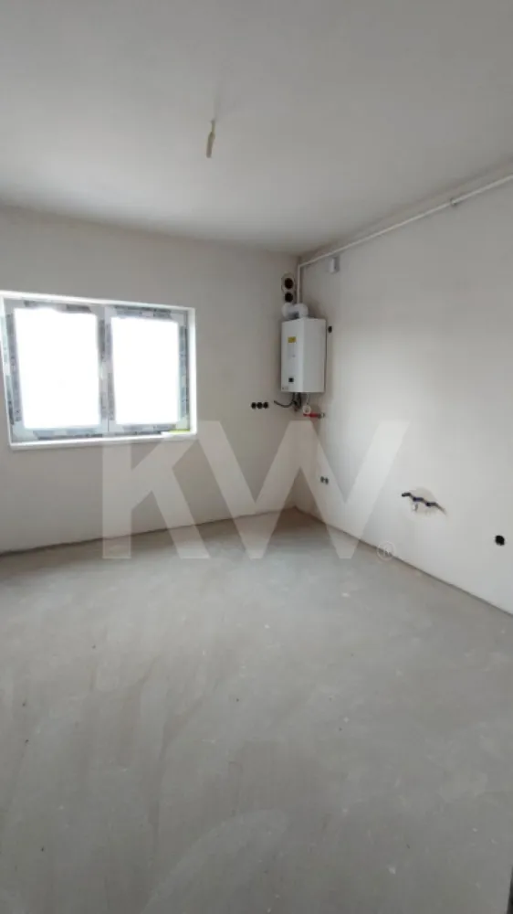 Apartament 3 camere balcon parcare + pod in Schellenberg Sibiu - 
Apartament 3 camere, Șelimbăr
Apartament modern și bine compartimentat, cu 59,84 mp utili, situat într-un ansamblu rezidențial nou din Șelimbăr. Dispune de 3 camere (două dormitoare și un living luminos), un balcon generos și loc de parcare dedicat, oferind confortul complet al unei locuințe contemporane.
Se predă la gri avansat, cu opțiunea de predare la cheie contra cost, pentru o mutare rapidă și fără griji. Poziționarea excelentă a ansamblului asigură acces facil, zonă aerisită și proximitate față de punctele de interes.
O alegere potrivită atât pentru locuire, cât și pentru investiție — un spațiu echilibrat, stabil și pregătit să devină „acasă”.