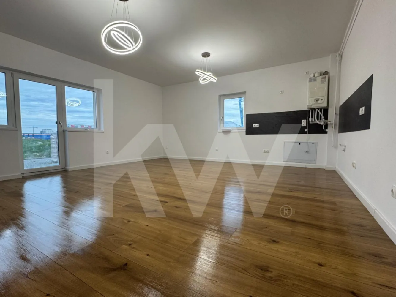 Apartament 2 camere finisat la cheie balcon parcare Selimbar 54 mpu - Apartament decomandat 54 mp utili | Parcare proprie | Balcon | La 5 minute de Mall

Cauți un apartament bine compartimentat, într-o zonă cu acces rapid către tot ce ai nevoie? Acest apartament decomandat de 54 mp utili este alegerea ideală atât pentru locuit, cât și pentru investiție.
 Compartimentare practică și confortabilă:
living luminos, perfect pentru relaxare
bucătărie separată
dormitor spațios
baie modernă
hol generos cu spații de depozitare
balcon – locul ideal pentru cafeaua de dimineață
 Avantaje importante:
loc de parcare inclus
compartimentare decomandată – spațiu bine organizat
zonă liniștită, dar aproape de punctele de interes
Localizare excelentă:
La doar 5 minute de Shopping City Mall
acces rapid către Sibiu
magazine, transport public, școli și servicii în apropiere
Apartamentul oferă echilibrul perfect între confort, funcționalitate și poziționare — o locuință gata să devină „acasă”.