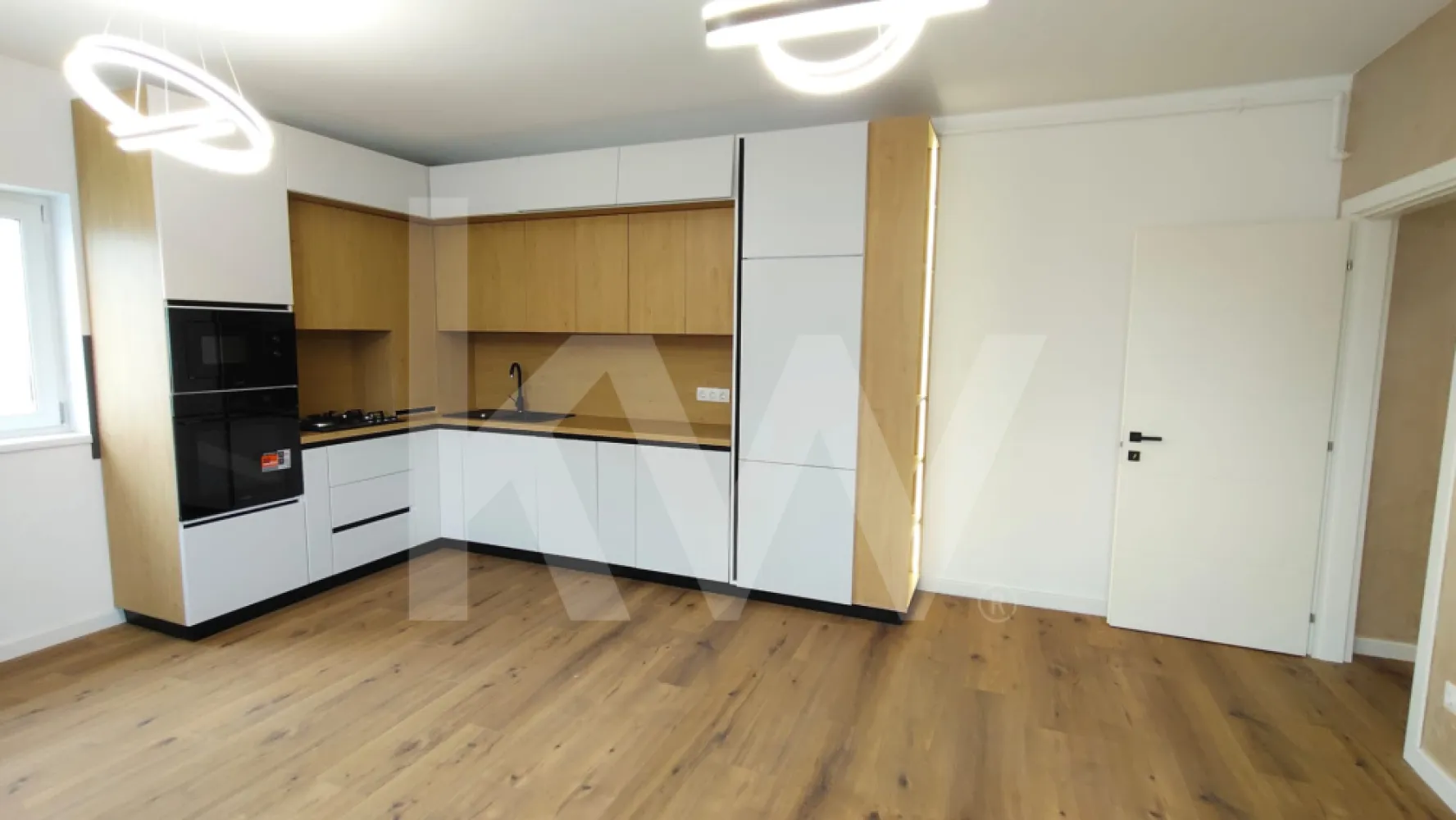 Apartament 2 camere finisat la cheie balcon parcare Selimbar 54 mpu - Apartament decomandat 54 mp utili | Parcare proprie | Balcon | La 5 minute de Mall

Cauți un apartament bine compartimentat, într-o zonă cu acces rapid către tot ce ai nevoie? Acest apartament decomandat de 54 mp utili este alegerea ideală atât pentru locuit, cât și pentru investiție.
 Compartimentare practică și confortabilă:
living luminos, perfect pentru relaxare
bucătărie separată
dormitor spațios
baie modernă
hol generos cu spații de depozitare
balcon – locul ideal pentru cafeaua de dimineață
 Avantaje importante:
loc de parcare inclus
compartimentare decomandată – spațiu bine organizat
zonă liniștită, dar aproape de punctele de interes
Localizare excelentă:
La doar 5 minute de Shopping City Mall
acces rapid către Sibiu
magazine, transport public, școli și servicii în apropiere
Apartamentul oferă echilibrul perfect între confort, funcționalitate și poziționare — o locuință gata să devină „acasă”.