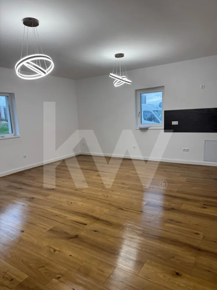 Apartament 2 camere finisat la cheie balcon parcare Selimbar 54 mpu - Apartament decomandat 54 mp utili | Parcare proprie | Balcon | La 5 minute de Mall

Cauți un apartament bine compartimentat, într-o zonă cu acces rapid către tot ce ai nevoie? Acest apartament decomandat de 54 mp utili este alegerea ideală atât pentru locuit, cât și pentru investiție.
 Compartimentare practică și confortabilă:
living luminos, perfect pentru relaxare
bucătărie separată
dormitor spațios
baie modernă
hol generos cu spații de depozitare
balcon – locul ideal pentru cafeaua de dimineață
 Avantaje importante:
loc de parcare inclus
compartimentare decomandată – spațiu bine organizat
zonă liniștită, dar aproape de punctele de interes
Localizare excelentă:
La doar 5 minute de Shopping City Mall
acces rapid către Sibiu
magazine, transport public, școli și servicii în apropiere
Apartamentul oferă echilibrul perfect între confort, funcționalitate și poziționare — o locuință gata să devină „acasă”.