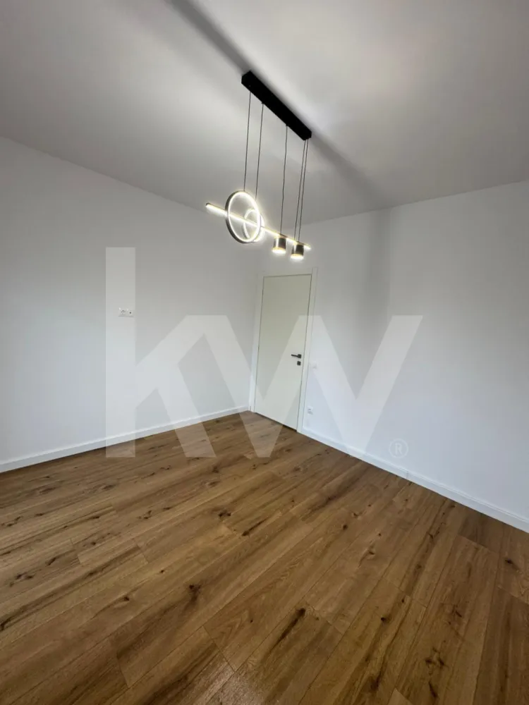 Apartament 2 camere finisat la cheie balcon parcare Selimbar 54 mpu - Apartament decomandat 54 mp utili | Parcare proprie | Balcon | La 5 minute de Mall

Cauți un apartament bine compartimentat, într-o zonă cu acces rapid către tot ce ai nevoie? Acest apartament decomandat de 54 mp utili este alegerea ideală atât pentru locuit, cât și pentru investiție.
 Compartimentare practică și confortabilă:
living luminos, perfect pentru relaxare
bucătărie separată
dormitor spațios
baie modernă
hol generos cu spații de depozitare
balcon – locul ideal pentru cafeaua de dimineață
 Avantaje importante:
loc de parcare inclus
compartimentare decomandată – spațiu bine organizat
zonă liniștită, dar aproape de punctele de interes
Localizare excelentă:
La doar 5 minute de Shopping City Mall
acces rapid către Sibiu
magazine, transport public, școli și servicii în apropiere
Apartamentul oferă echilibrul perfect între confort, funcționalitate și poziționare — o locuință gata să devină „acasă”.