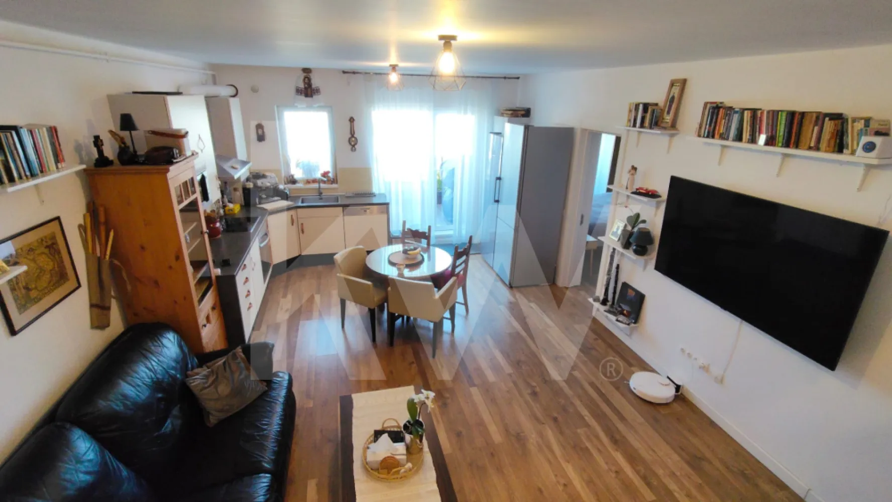 Apartament de vanzare cu 4 camere Arhitectilor - Există locuințe care bifează niște criterii… și există locuințe care îți dau senzația că ai găsit locul potrivit. Acest apartament din Cartierul Arhitecților face parte din a doua categorie.
Situat la etajul 2, apartamentul este dispus pe două niveluri reale (nu mansardă), oferind un spațiu bine gândit, ideal pentru o familie.
La primul nivel regăsim zona de zi: bucătărie open space integrată cu livingul, o baie și un dormitor cu acces direct pe terasă. Un spațiu aerisit, luminos, unde fiecare zi începe cu liniște și se termină cu priveliște spre munte.
Nivelul superior este dedicat odihnei și intimității, fiind compartimentat în 2 dormitoare și o baie, oferind confort și funcționalitate pentru întreaga familie.
Apartamentul impresionează prin distribuția echilibrată a spațiului și prin faptul că nivelul 2 este amenajat pentru locuit, integrat perfect în conceptul locuinței.
Se vinde parțial mobilat sau complet mobilat, în funcție de oferta primită, oferind flexibilitate viitorului proprietar.
Dacă îți dorești un cămin pe două niveluri, cu spațiu, lumină și o priveliște care nu se demodează niciodată, acesta poate fi exact ce cauți.
