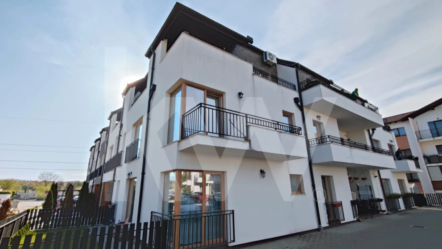 Apartament de vanzare cu 4 camere Arhitectilor - Există locuințe care bifează niște criterii… și există locuințe care îți dau senzația că ai găsit locul potrivit. Acest apartament din Cartierul Arhitecților face parte din a doua categorie.
Situat la etajul 2, apartamentul este dispus pe două niveluri reale (nu mansardă), oferind un spațiu bine gândit, ideal pentru o familie.
La primul nivel regăsim zona de zi: bucătărie open space integrată cu livingul, o baie și un dormitor cu acces direct pe terasă. Un spațiu aerisit, luminos, unde fiecare zi începe cu liniște și se termină cu priveliște spre munte.
Nivelul superior este dedicat odihnei și intimității, fiind compartimentat în 2 dormitoare și o baie, oferind confort și funcționalitate pentru întreaga familie.
Apartamentul impresionează prin distribuția echilibrată a spațiului și prin faptul că nivelul 2 este amenajat pentru locuit, integrat perfect în conceptul locuinței.
Se vinde parțial mobilat sau complet mobilat, în funcție de oferta primită, oferind flexibilitate viitorului proprietar.
Dacă îți dorești un cămin pe două niveluri, cu spațiu, lumină și o priveliște care nu se demodează niciodată, acesta poate fi exact ce cauți.