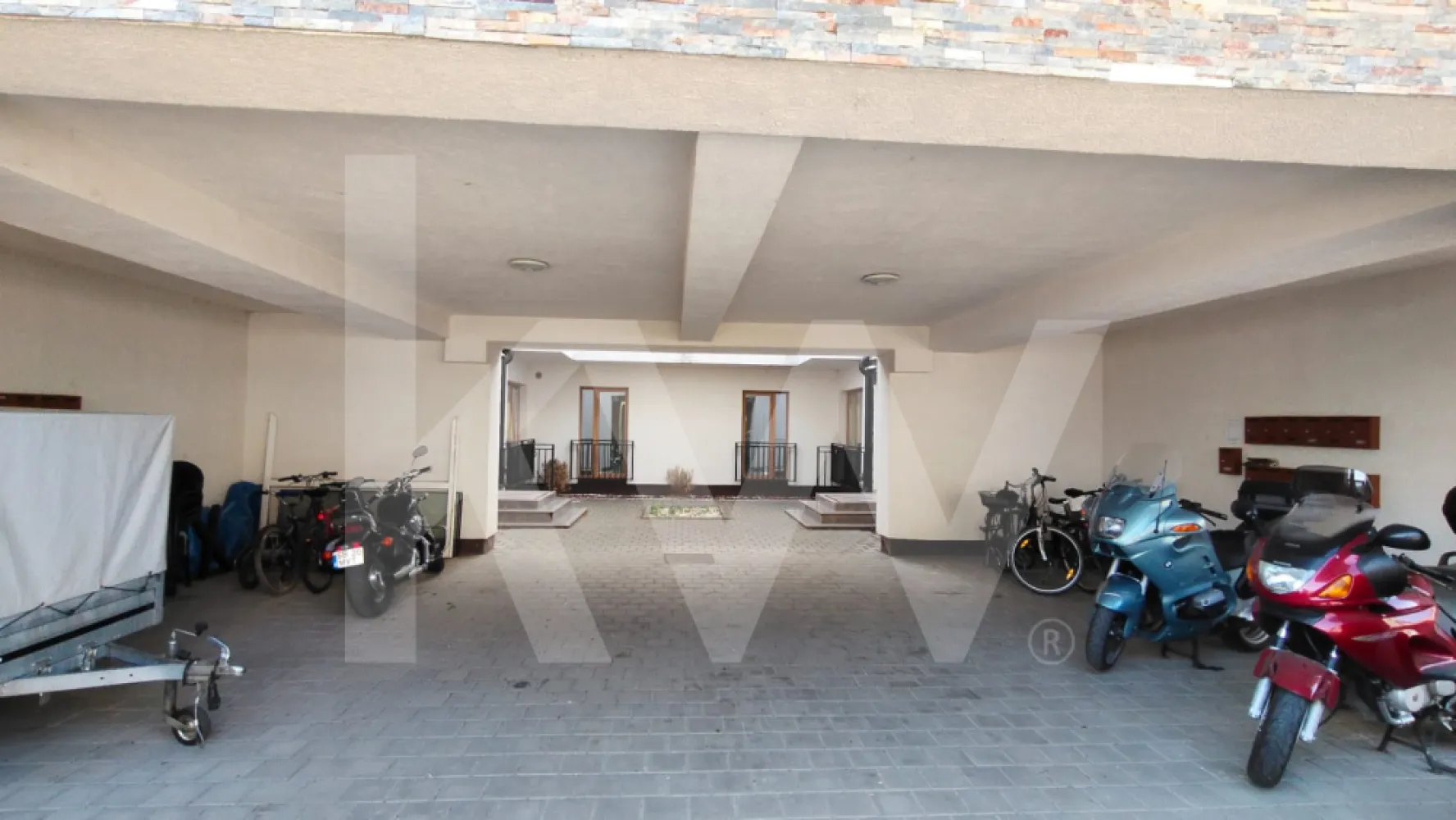 Apartament de vanzare cu 4 camere Arhitectilor - Există locuințe care bifează niște criterii… și există locuințe care îți dau senzația că ai găsit locul potrivit. Acest apartament din Cartierul Arhitecților face parte din a doua categorie.
Situat la etajul 2, apartamentul este dispus pe două niveluri reale (nu mansardă), oferind un spațiu bine gândit, ideal pentru o familie.
La primul nivel regăsim zona de zi: bucătărie open space integrată cu livingul, o baie și un dormitor cu acces direct pe terasă. Un spațiu aerisit, luminos, unde fiecare zi începe cu liniște și se termină cu priveliște spre munte.
Nivelul superior este dedicat odihnei și intimității, fiind compartimentat în 2 dormitoare și o baie, oferind confort și funcționalitate pentru întreaga familie.
Apartamentul impresionează prin distribuția echilibrată a spațiului și prin faptul că nivelul 2 este amenajat pentru locuit, integrat perfect în conceptul locuinței.
Se vinde parțial mobilat sau complet mobilat, în funcție de oferta primită, oferind flexibilitate viitorului proprietar.
Dacă îți dorești un cămin pe două niveluri, cu spațiu, lumină și o priveliște care nu se demodează niciodată, acesta poate fi exact ce cauți.