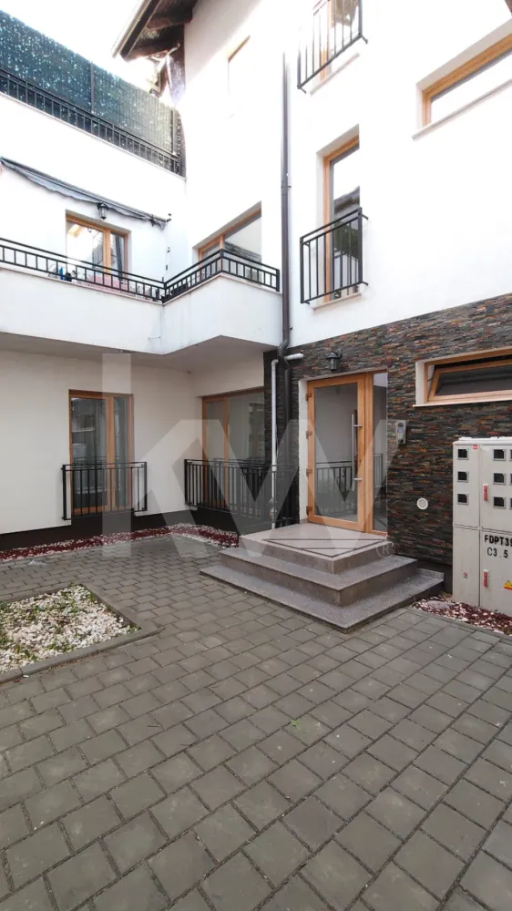 Apartament de vanzare cu 4 camere Arhitectilor - Există locuințe care bifează niște criterii… și există locuințe care îți dau senzația că ai găsit locul potrivit. Acest apartament din Cartierul Arhitecților face parte din a doua categorie.
Situat la etajul 2, apartamentul este dispus pe două niveluri reale (nu mansardă), oferind un spațiu bine gândit, ideal pentru o familie.
La primul nivel regăsim zona de zi: bucătărie open space integrată cu livingul, o baie și un dormitor cu acces direct pe terasă. Un spațiu aerisit, luminos, unde fiecare zi începe cu liniște și se termină cu priveliște spre munte.
Nivelul superior este dedicat odihnei și intimității, fiind compartimentat în 2 dormitoare și o baie, oferind confort și funcționalitate pentru întreaga familie.
Apartamentul impresionează prin distribuția echilibrată a spațiului și prin faptul că nivelul 2 este amenajat pentru locuit, integrat perfect în conceptul locuinței.
Se vinde parțial mobilat sau complet mobilat, în funcție de oferta primită, oferind flexibilitate viitorului proprietar.
Dacă îți dorești un cămin pe două niveluri, cu spațiu, lumină și o priveliște care nu se demodează niciodată, acesta poate fi exact ce cauți.