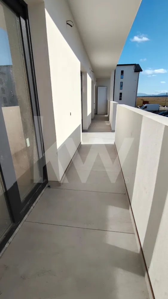 Apartamente finalizate cu 2-3 camere balcon sau gradina Selimbar Sibiu - În zona Doamna Stanca, la limita dintre Șelimbăr și Sibiu, aproape de Shopping City Sibiu, te așteaptă un apartament de 2 camere care chiar are sens. Nu e înghesuit. Nu e improvizat. E gândit.
 Date clare, fără povești:
55,5 mp utili
Decomandat – spațiu bine împărțit
Baie modernă
Balcon generos
Etaj 1 din 2 + mansardă
Imobil nou, construit în 2024
Loc de parcare propriu
Se predă finisat la alb
Adică exact cum trebuie: îl personalizezi după gustul tău. Fără compromisuri.
Confort adevărat:
incălzire în pardoseală – căldură uniformă, fără calorifere pe pereți
Centrală proprie – tu controlezi tot
Clasă energetică A – facturi mai mici, viață mai liniștită
Izolație exterioară serioasă
Geamuri PVC cu termopan, uși interioare din lemn și panel, pereți finisați cu lavabilă. Simplu. Corect. Modern.
 Locație care contează
Ai transport, școli, grădinițe, magazine la doi pași. Mall-ul aproape, dar liniștea rămâne liniște. Echilibru – cum ar trebui să fie viața.
E genul de apartament care:
e perfect pentru un cuplu la început de drum
sau pentru cineva care vrea o investiție sigură într-o zonă căutată
Nu e doar „disponibil”. E pregătit.
Întrebarea e: tu ești?
Sună, vino la vizionare și vezi cu ochii tăi. Unele lucruri nu se simt din poze – se simt când intri pe ușă.