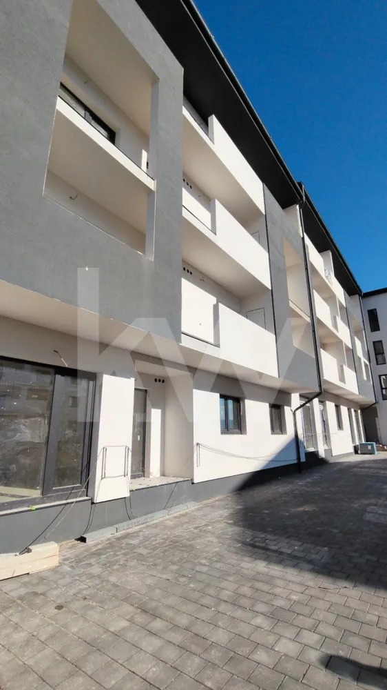 Apartamente finalizate cu 2-3 camere balcon sau gradina Selimbar Sibiu - În zona Doamna Stanca, la limita dintre Șelimbăr și Sibiu, aproape de Shopping City Sibiu, te așteaptă un apartament de 2 camere care chiar are sens. Nu e înghesuit. Nu e improvizat. E gândit.
 Date clare, fără povești:
55,5 mp utili
Decomandat – spațiu bine împărțit
Baie modernă
Balcon generos
Etaj 1 din 2 + mansardă
Imobil nou, construit în 2024
Loc de parcare propriu
Se predă finisat la alb
Adică exact cum trebuie: îl personalizezi după gustul tău. Fără compromisuri.
Confort adevărat:
incălzire în pardoseală – căldură uniformă, fără calorifere pe pereți
Centrală proprie – tu controlezi tot
Clasă energetică A – facturi mai mici, viață mai liniștită
Izolație exterioară serioasă
Geamuri PVC cu termopan, uși interioare din lemn și panel, pereți finisați cu lavabilă. Simplu. Corect. Modern.
 Locație care contează
Ai transport, școli, grădinițe, magazine la doi pași. Mall-ul aproape, dar liniștea rămâne liniște. Echilibru – cum ar trebui să fie viața.
E genul de apartament care:
e perfect pentru un cuplu la început de drum
sau pentru cineva care vrea o investiție sigură într-o zonă căutată
Nu e doar „disponibil”. E pregătit.
Întrebarea e: tu ești?
Sună, vino la vizionare și vezi cu ochii tăi. Unele lucruri nu se simt din poze – se simt când intri pe ușă.