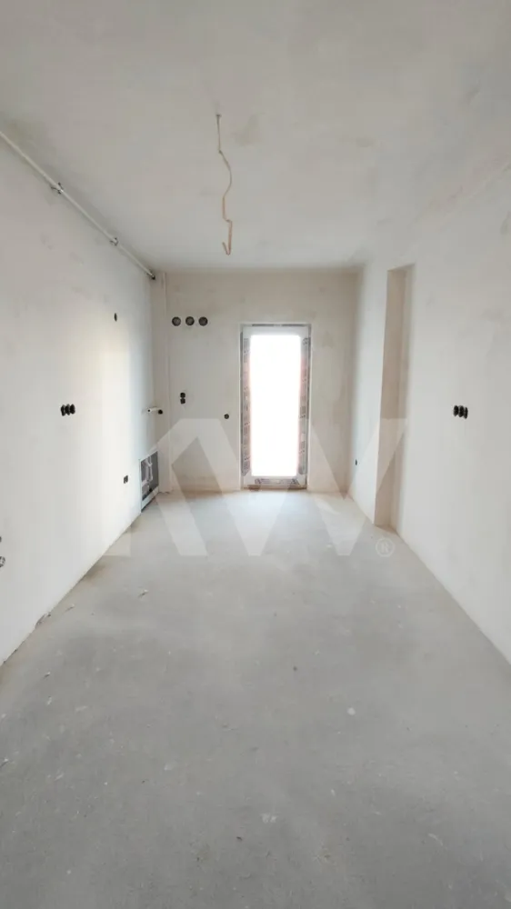 Apartamente finalizate cu 2-3 camere balcon sau gradina Selimbar Sibiu - În zona Doamna Stanca, la limita dintre Șelimbăr și Sibiu, aproape de Shopping City Sibiu, te așteaptă un apartament de 2 camere care chiar are sens. Nu e înghesuit. Nu e improvizat. E gândit.
 Date clare, fără povești:
55,5 mp utili
Decomandat – spațiu bine împărțit
Baie modernă
Balcon generos
Etaj 1 din 2 + mansardă
Imobil nou, construit în 2024
Loc de parcare propriu
Se predă finisat la alb
Adică exact cum trebuie: îl personalizezi după gustul tău. Fără compromisuri.
Confort adevărat:
incălzire în pardoseală – căldură uniformă, fără calorifere pe pereți
Centrală proprie – tu controlezi tot
Clasă energetică A – facturi mai mici, viață mai liniștită
Izolație exterioară serioasă
Geamuri PVC cu termopan, uși interioare din lemn și panel, pereți finisați cu lavabilă. Simplu. Corect. Modern.
 Locație care contează
Ai transport, școli, grădinițe, magazine la doi pași. Mall-ul aproape, dar liniștea rămâne liniște. Echilibru – cum ar trebui să fie viața.
E genul de apartament care:
e perfect pentru un cuplu la început de drum
sau pentru cineva care vrea o investiție sigură într-o zonă căutată
Nu e doar „disponibil”. E pregătit.
Întrebarea e: tu ești?
Sună, vino la vizionare și vezi cu ochii tăi. Unele lucruri nu se simt din poze – se simt când intri pe ușă.