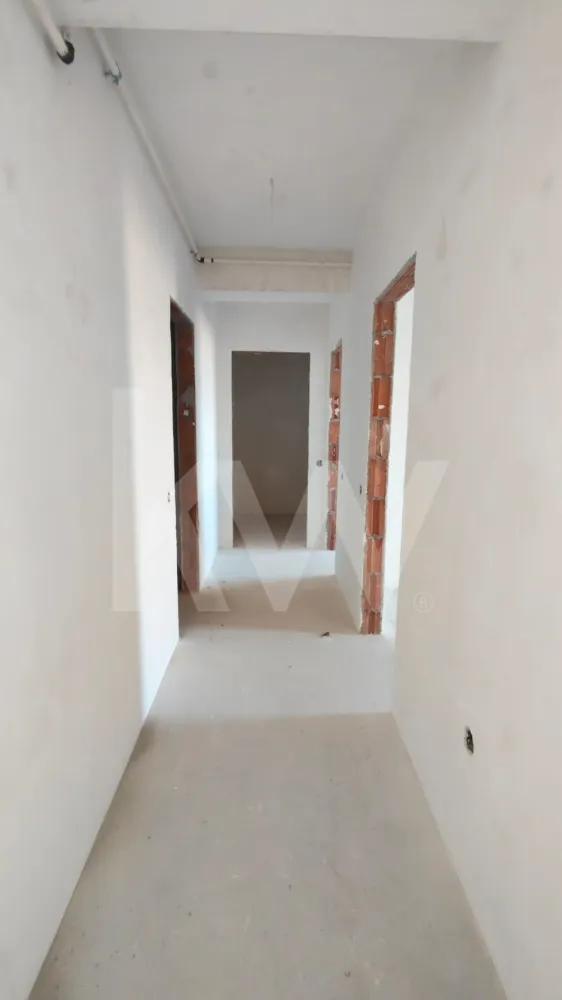 Apartamente finalizate cu 2-3 camere balcon sau gradina Selimbar Sibiu - În zona Doamna Stanca, la limita dintre Șelimbăr și Sibiu, aproape de Shopping City Sibiu, te așteaptă un apartament de 2 camere care chiar are sens. Nu e înghesuit. Nu e improvizat. E gândit.
 Date clare, fără povești:
55,5 mp utili
Decomandat – spațiu bine împărțit
Baie modernă
Balcon generos
Etaj 1 din 2 + mansardă
Imobil nou, construit în 2024
Loc de parcare propriu
Se predă finisat la alb
Adică exact cum trebuie: îl personalizezi după gustul tău. Fără compromisuri.
Confort adevărat:
incălzire în pardoseală – căldură uniformă, fără calorifere pe pereți
Centrală proprie – tu controlezi tot
Clasă energetică A – facturi mai mici, viață mai liniștită
Izolație exterioară serioasă
Geamuri PVC cu termopan, uși interioare din lemn și panel, pereți finisați cu lavabilă. Simplu. Corect. Modern.
 Locație care contează
Ai transport, școli, grădinițe, magazine la doi pași. Mall-ul aproape, dar liniștea rămâne liniște. Echilibru – cum ar trebui să fie viața.
E genul de apartament care:
e perfect pentru un cuplu la început de drum
sau pentru cineva care vrea o investiție sigură într-o zonă căutată
Nu e doar „disponibil”. E pregătit.
Întrebarea e: tu ești?
Sună, vino la vizionare și vezi cu ochii tăi. Unele lucruri nu se simt din poze – se simt când intri pe ușă.