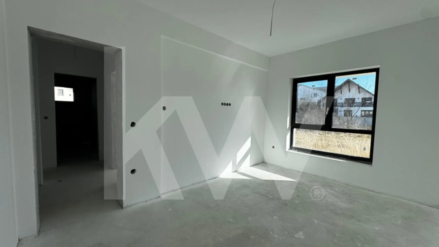 Apartament 2 camere de vânzare – Șelimbăr 36,6 mp la 2 minute de Mall - Se oferă spre vânzare apartament cu 2 camere, situat în Șelimbăr, într-o zonă foarte bine conectată, la 2 minute de Shopping City Mall. Proprietatea este ideală atât pentru locuire personală, cât și pentru investiție.
Date tehnice:
Suprafață utilă: 36,6 mp
Suprafață totală: 36,6 mp
Număr camere: 2
Compartimentare: semidecomandată
Living + bucătărie: 16,1 mp
Dormitor: 13,7 mp
Baie: 4,0 mp
Hol: 2,8 mp
Caracteristici generale:
compartimentare eficientă, fără spații pierdute
camere bine proporționate
apartament luminos
potrivit pentru locuire sau închiriere
zonă cu acces rapid la: Mall, magazine, transport public, școli, servicii
Pentru cei care simt că „mai mult spațiu” nu e un moft, ci o nevoie firească, în ansamblu sunt disponibile și apartamente generoase de 63,2 mp utili, gândite pentru viață reală, nu doar pentru poze frumoase. Spațiu care respiră, camere care nu se înghesuie și o compartimentare clară, ca pe vremuri, dar cu confortul de azi.
Avem și apartamente mai mari-
Date tehnice apartament mare:
Suprafață utilă: 63,2 mp
Suprafață totală: 63,2 mp
Număr camere: 3
Compartimentare: practică și echilibrată
Hol: 5,0 mp
Living + bucătărie: 25,9 mp
Dormitor 1: 12,9 mp
Dormitor 2: 14,3 mp
Dressing: 0,7 mp
Baie: 4,4 mp