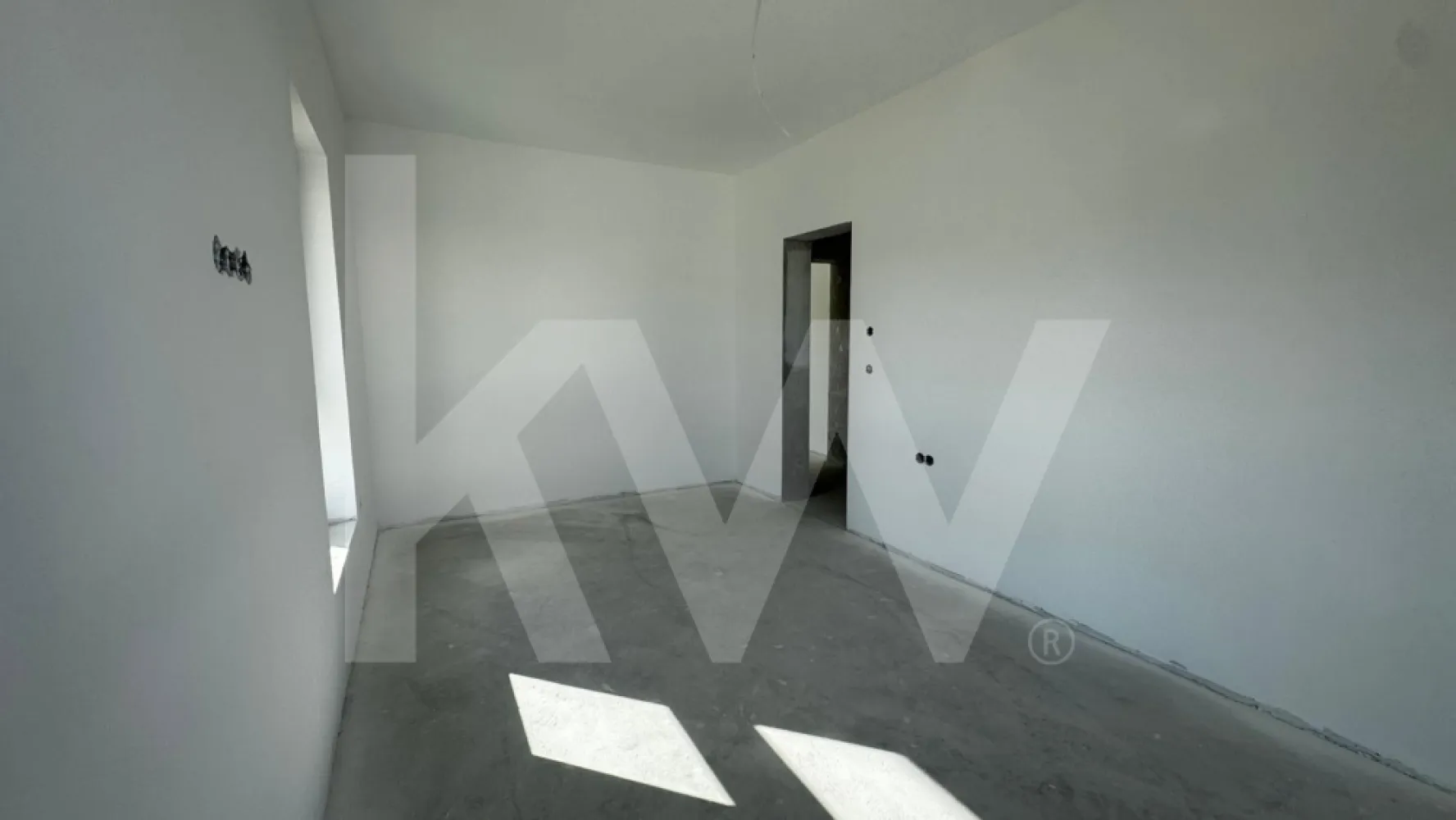 Apartament 2 camere de vânzare – Șelimbăr 36,6 mp la 2 minute de Mall - Se oferă spre vânzare apartament cu 2 camere, situat în Șelimbăr, într-o zonă foarte bine conectată, la 2 minute de Shopping City Mall. Proprietatea este ideală atât pentru locuire personală, cât și pentru investiție.
Date tehnice:
Suprafață utilă: 36,6 mp
Suprafață totală: 36,6 mp
Număr camere: 2
Compartimentare: semidecomandată
Living + bucătărie: 16,1 mp
Dormitor: 13,7 mp
Baie: 4,0 mp
Hol: 2,8 mp
Caracteristici generale:
compartimentare eficientă, fără spații pierdute
camere bine proporționate
apartament luminos
potrivit pentru locuire sau închiriere
zonă cu acces rapid la: Mall, magazine, transport public, școli, servicii
Pentru cei care simt că „mai mult spațiu” nu e un moft, ci o nevoie firească, în ansamblu sunt disponibile și apartamente generoase de 63,2 mp utili, gândite pentru viață reală, nu doar pentru poze frumoase. Spațiu care respiră, camere care nu se înghesuie și o compartimentare clară, ca pe vremuri, dar cu confortul de azi.
Avem și apartamente mai mari-
Date tehnice apartament mare:
Suprafață utilă: 63,2 mp
Suprafață totală: 63,2 mp
Număr camere: 3
Compartimentare: practică și echilibrată
Hol: 5,0 mp
Living + bucătărie: 25,9 mp
Dormitor 1: 12,9 mp
Dormitor 2: 14,3 mp
Dressing: 0,7 mp
Baie: 4,4 mp