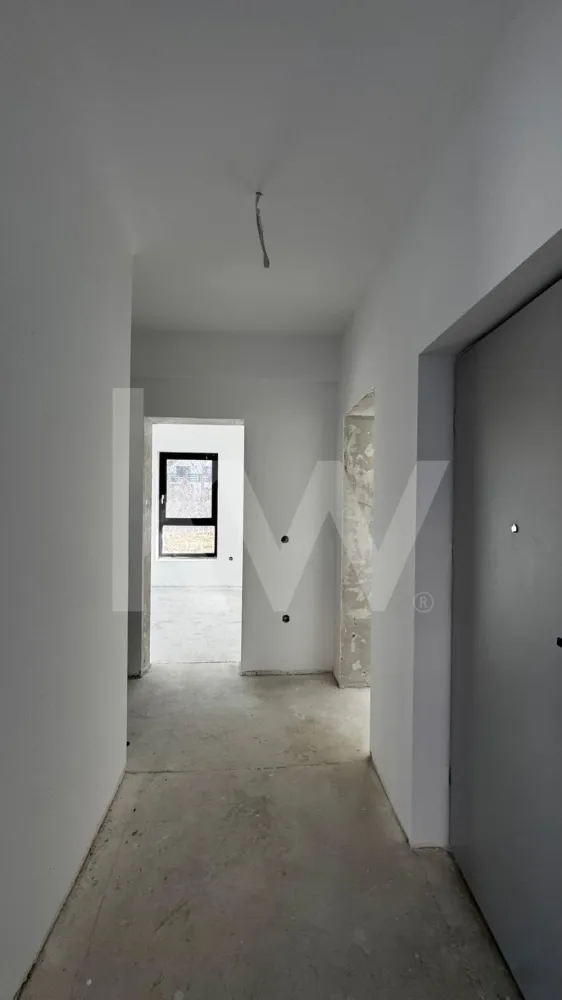 Apartament 2 camere de vânzare – Șelimbăr 36,6 mp la 2 minute de Mall - Se oferă spre vânzare apartament cu 2 camere, situat în Șelimbăr, într-o zonă foarte bine conectată, la 2 minute de Shopping City Mall. Proprietatea este ideală atât pentru locuire personală, cât și pentru investiție.
Date tehnice:
Suprafață utilă: 36,6 mp
Suprafață totală: 36,6 mp
Număr camere: 2
Compartimentare: semidecomandată
Living + bucătărie: 16,1 mp
Dormitor: 13,7 mp
Baie: 4,0 mp
Hol: 2,8 mp
Caracteristici generale:
compartimentare eficientă, fără spații pierdute
camere bine proporționate
apartament luminos
potrivit pentru locuire sau închiriere
zonă cu acces rapid la: Mall, magazine, transport public, școli, servicii
Pentru cei care simt că „mai mult spațiu” nu e un moft, ci o nevoie firească, în ansamblu sunt disponibile și apartamente generoase de 63,2 mp utili, gândite pentru viață reală, nu doar pentru poze frumoase. Spațiu care respiră, camere care nu se înghesuie și o compartimentare clară, ca pe vremuri, dar cu confortul de azi.
Avem și apartamente mai mari-
Date tehnice apartament mare:
Suprafață utilă: 63,2 mp
Suprafață totală: 63,2 mp
Număr camere: 3
Compartimentare: practică și echilibrată
Hol: 5,0 mp
Living + bucătărie: 25,9 mp
Dormitor 1: 12,9 mp
Dormitor 2: 14,3 mp
Dressing: 0,7 mp
Baie: 4,4 mp