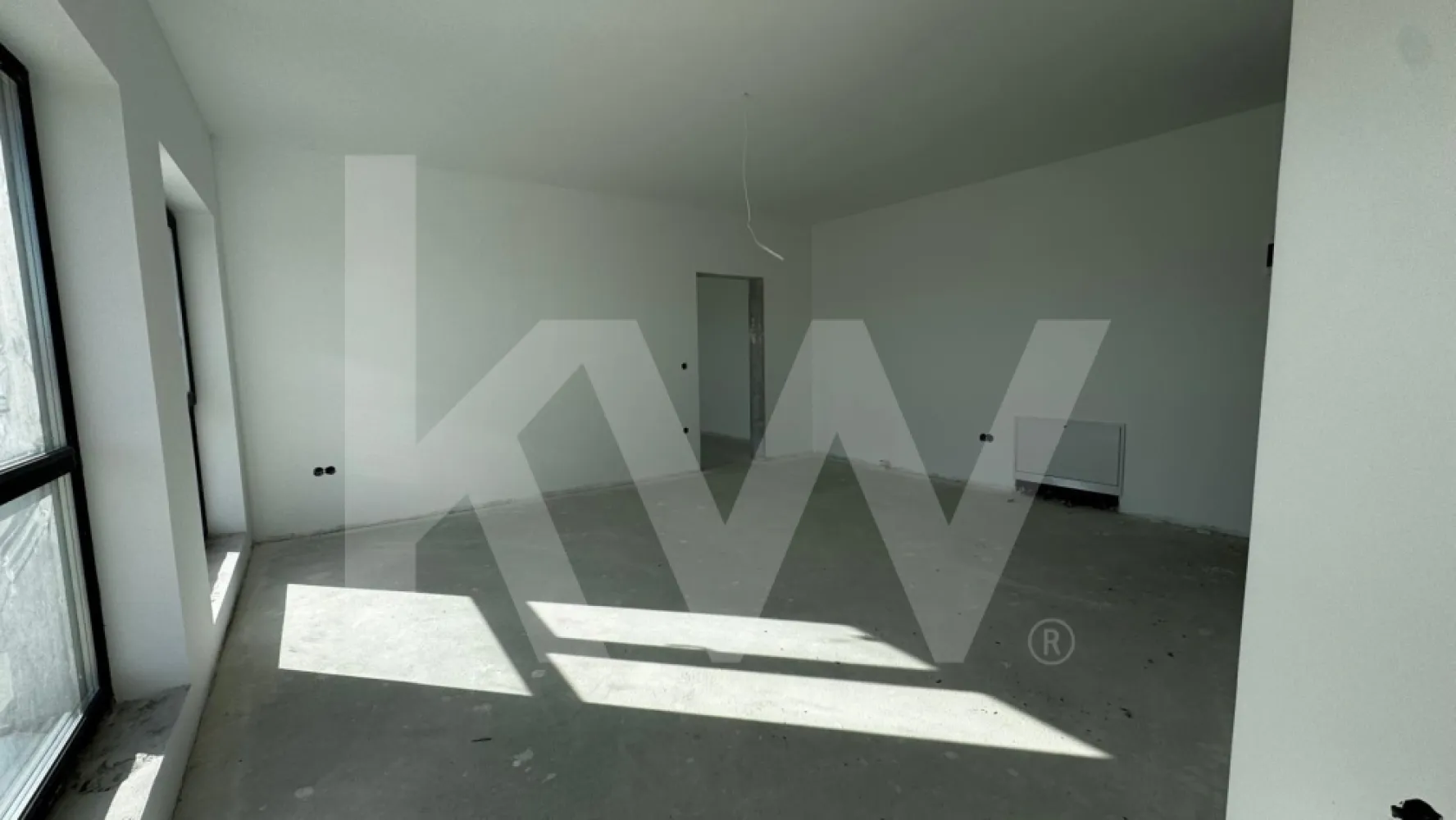 Apartament 2 camere de vânzare – Șelimbăr 36,6 mp la 2 minute de Mall - Se oferă spre vânzare apartament cu 2 camere, situat în Șelimbăr, într-o zonă foarte bine conectată, la 2 minute de Shopping City Mall. Proprietatea este ideală atât pentru locuire personală, cât și pentru investiție.
Date tehnice:
Suprafață utilă: 36,6 mp
Suprafață totală: 36,6 mp
Număr camere: 2
Compartimentare: semidecomandată
Living + bucătărie: 16,1 mp
Dormitor: 13,7 mp
Baie: 4,0 mp
Hol: 2,8 mp
Caracteristici generale:
compartimentare eficientă, fără spații pierdute
camere bine proporționate
apartament luminos
potrivit pentru locuire sau închiriere
zonă cu acces rapid la: Mall, magazine, transport public, școli, servicii
Pentru cei care simt că „mai mult spațiu” nu e un moft, ci o nevoie firească, în ansamblu sunt disponibile și apartamente generoase de 63,2 mp utili, gândite pentru viață reală, nu doar pentru poze frumoase. Spațiu care respiră, camere care nu se înghesuie și o compartimentare clară, ca pe vremuri, dar cu confortul de azi.
Avem și apartamente mai mari-
Date tehnice apartament mare:
Suprafață utilă: 63,2 mp
Suprafață totală: 63,2 mp
Număr camere: 3
Compartimentare: practică și echilibrată
Hol: 5,0 mp
Living + bucătărie: 25,9 mp
Dormitor 1: 12,9 mp
Dormitor 2: 14,3 mp
Dressing: 0,7 mp
Baie: 4,4 mp